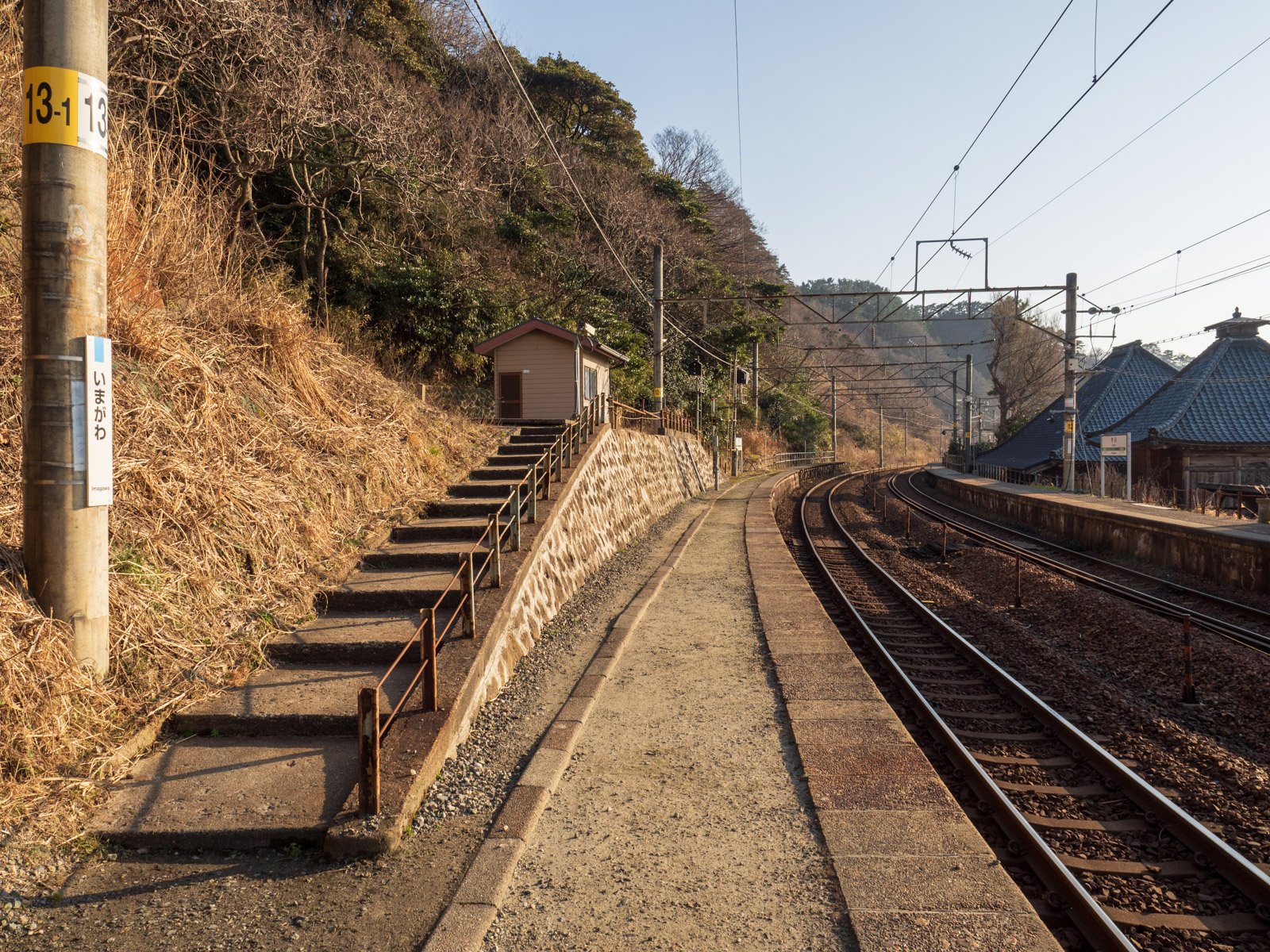 今川駅のホームから続く階段(2016年3月)