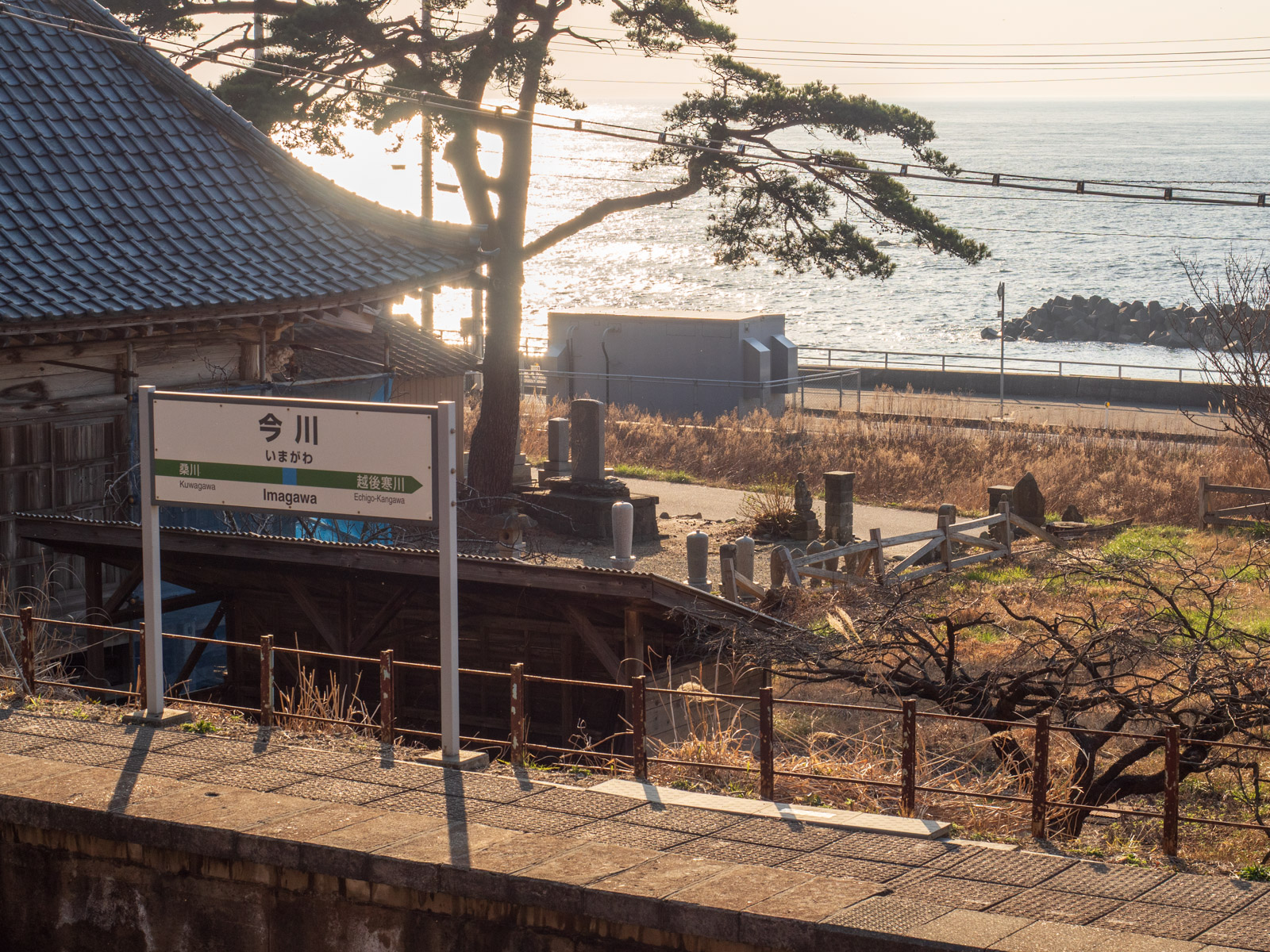 今川駅から見た、大雲寺と夕暮れの日本海(2016年3月)