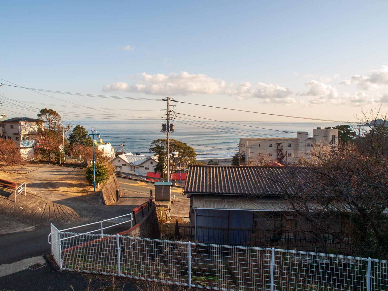 今井浜海岸駅のそばにある道から見下した相模灘（2013年2月）