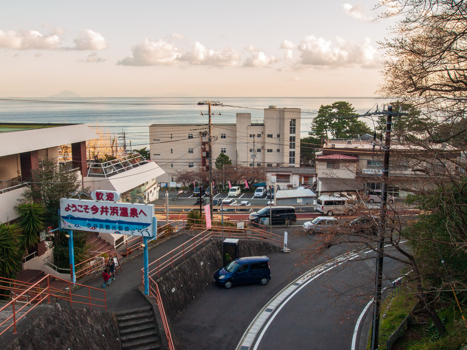 今井浜海岸駅のホームから見た街並み（2013年2月）