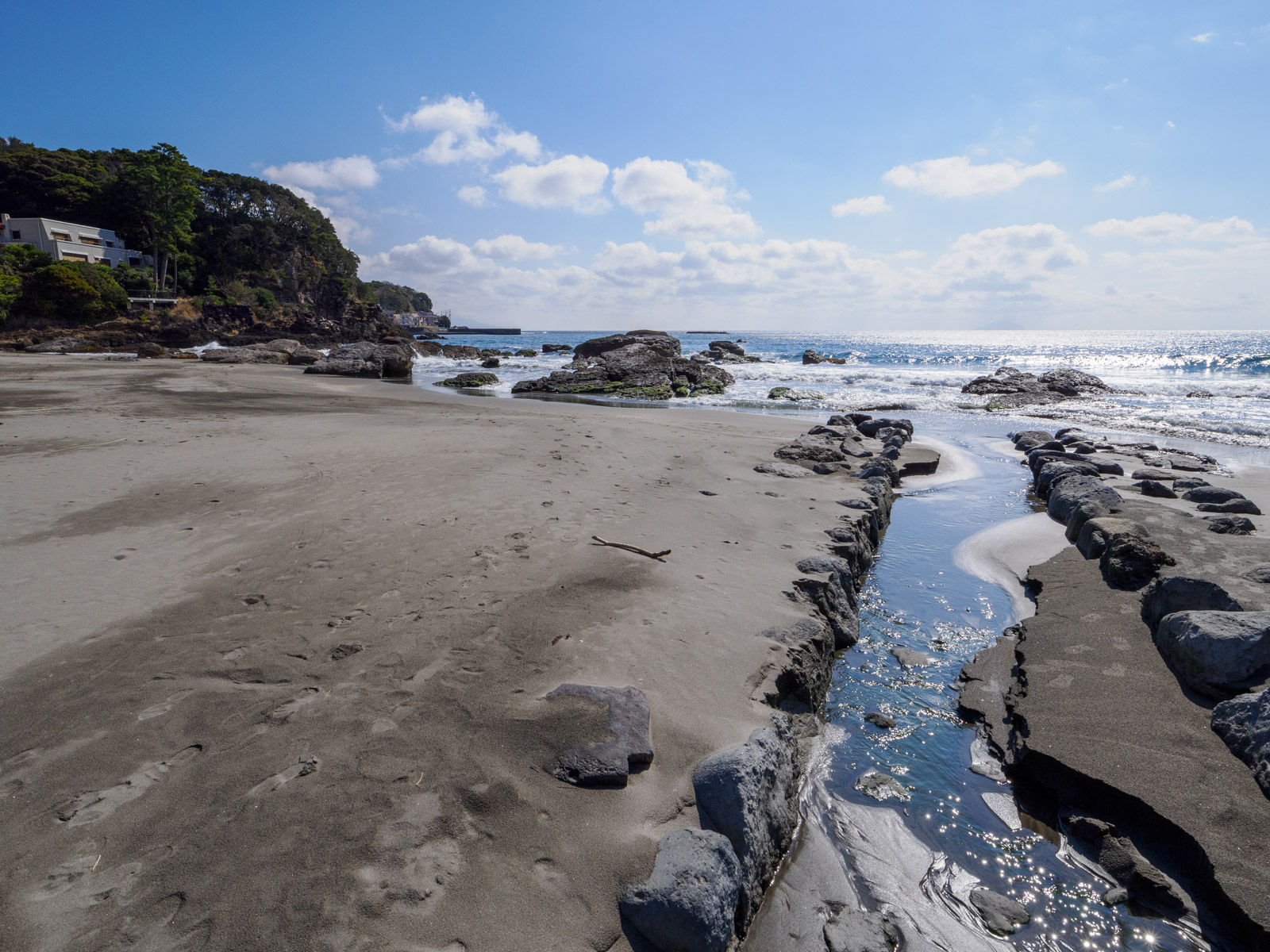 今井浜海岸駅のそばにある、今井浜海岸(2025年3月)