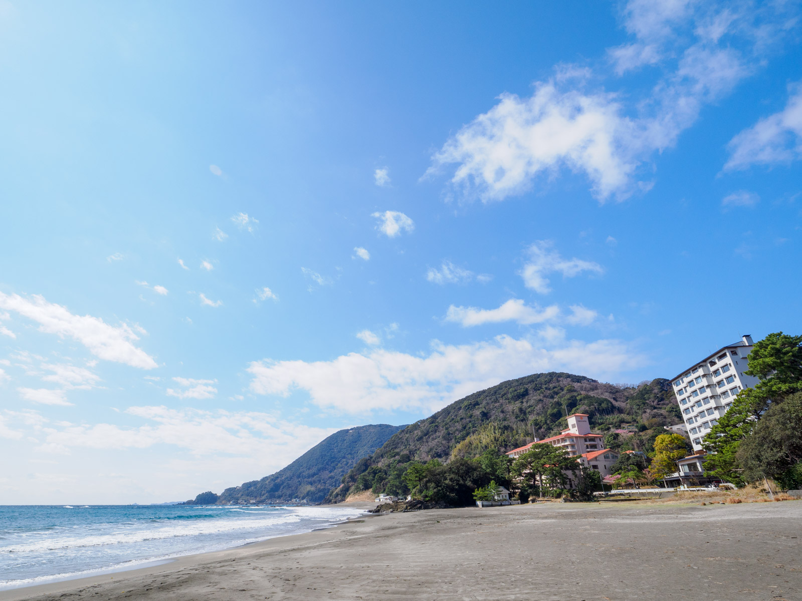今井浜海岸駅のそばにある、今井浜海岸(2025年3月)