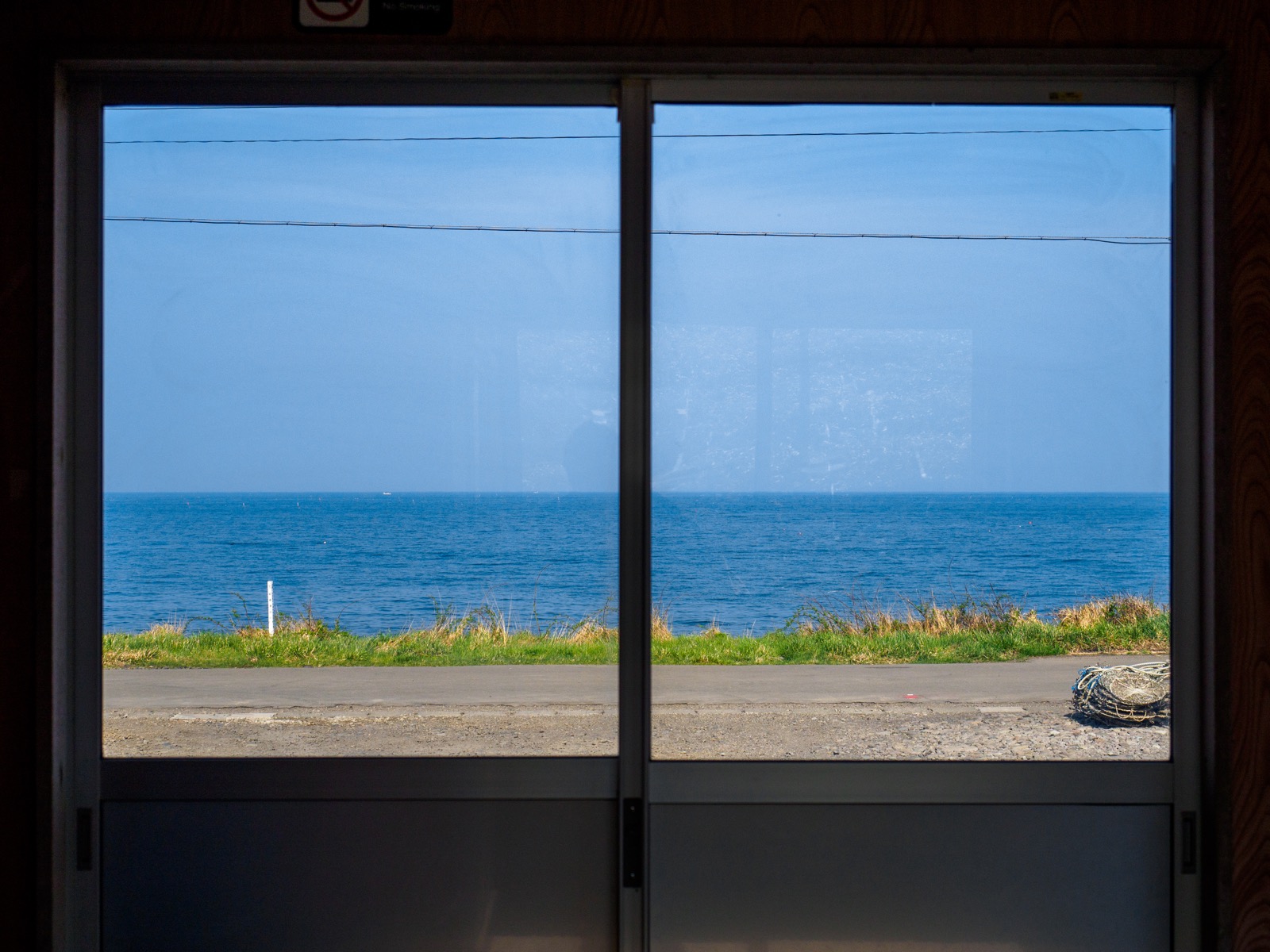 石倉駅の待合室から見た噴火湾（内浦湾）
