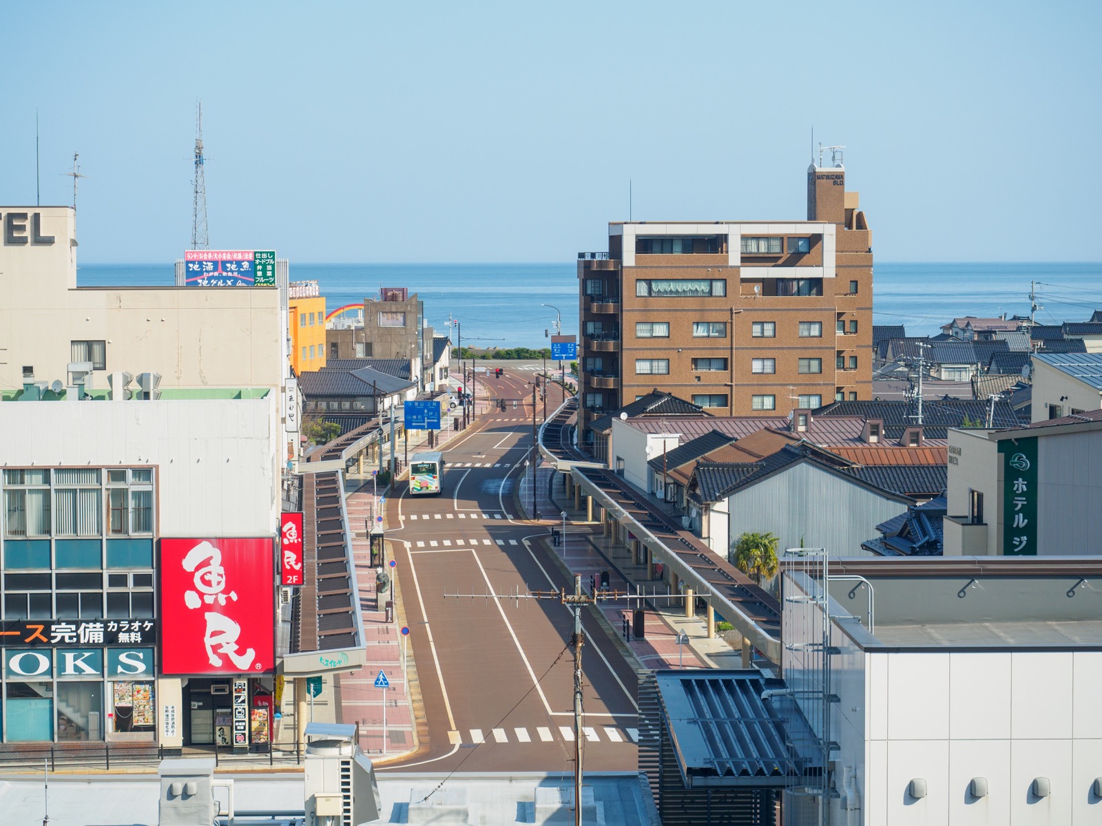 北陸新幹線糸魚川駅のホームから見た糸魚川市街と日本海（2017年4月）