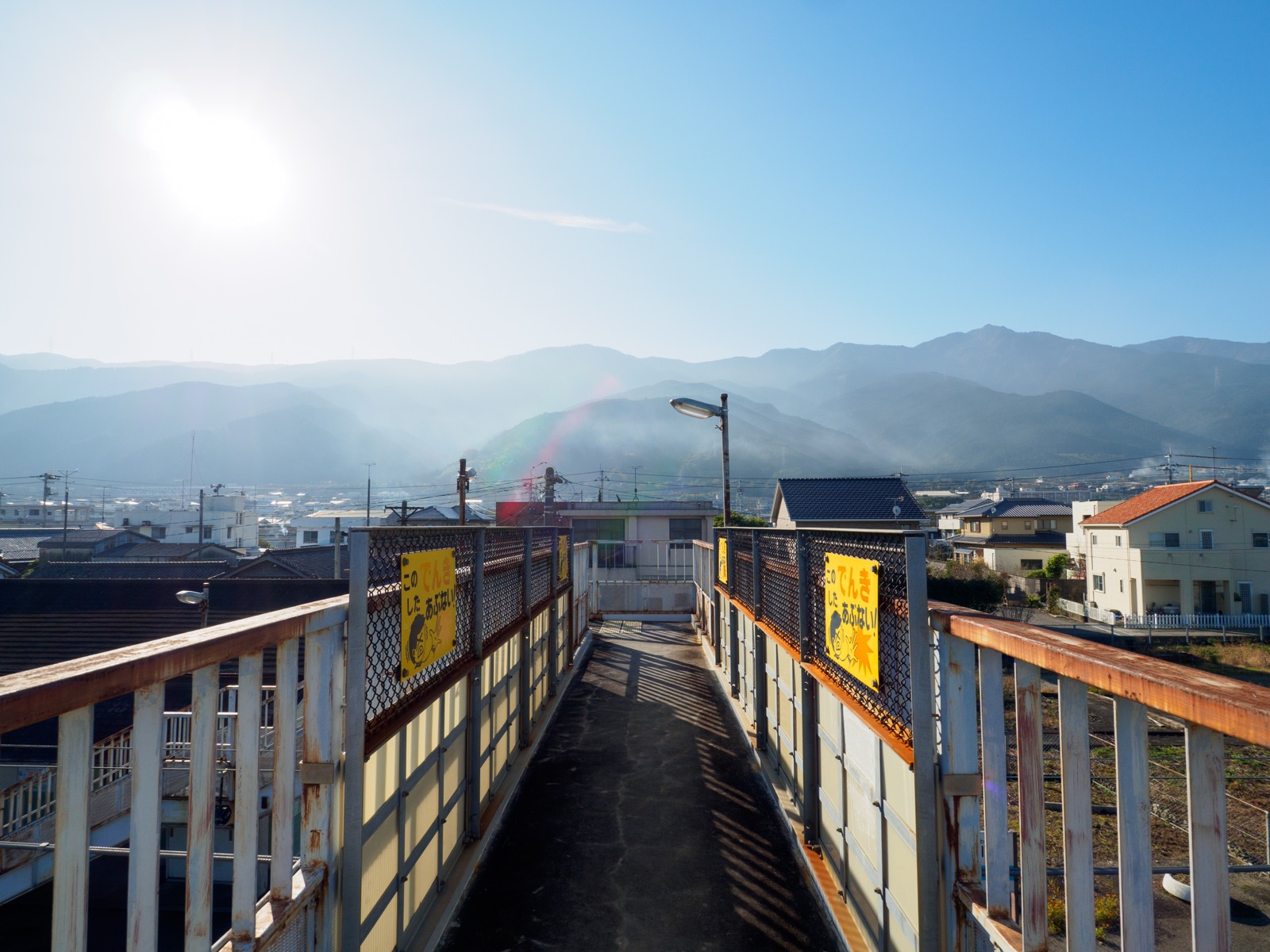 伊予寒川駅の跨線橋から見た法皇山脈