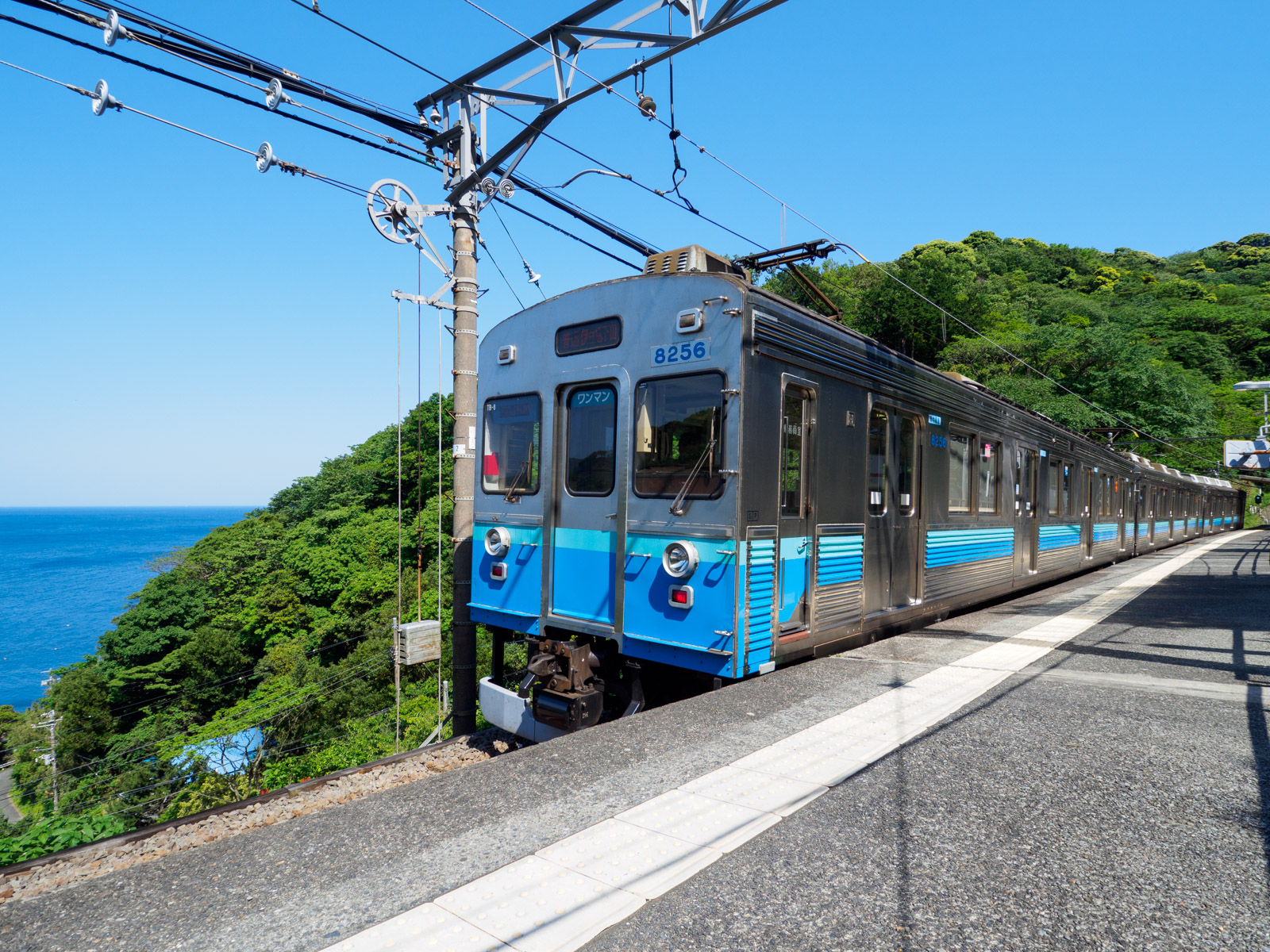 伊豆北川駅に到着した普通列車（2016年5月）