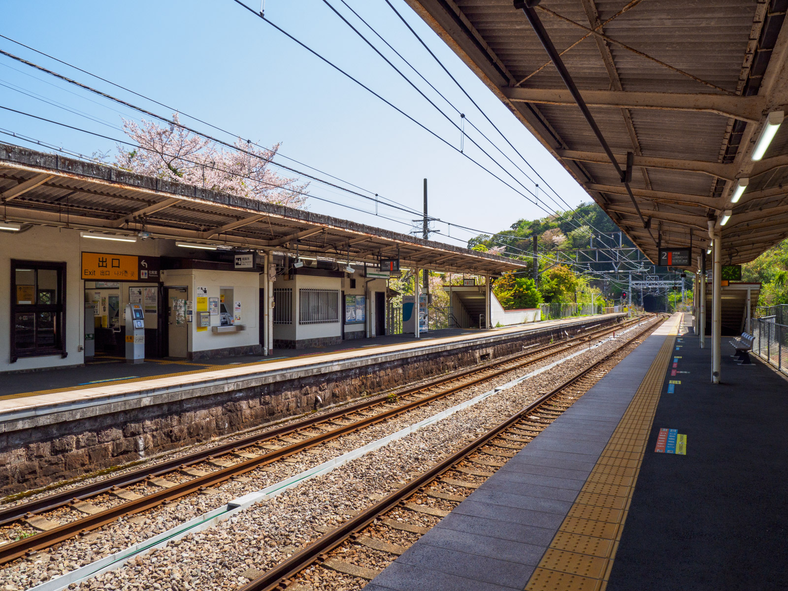 伊豆多賀駅のホーム（2024年4月）