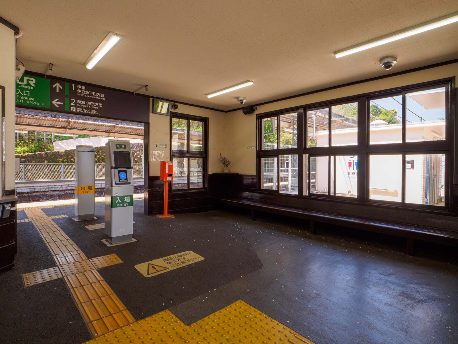 伊豆多賀駅の駅舎内（2024年4月）