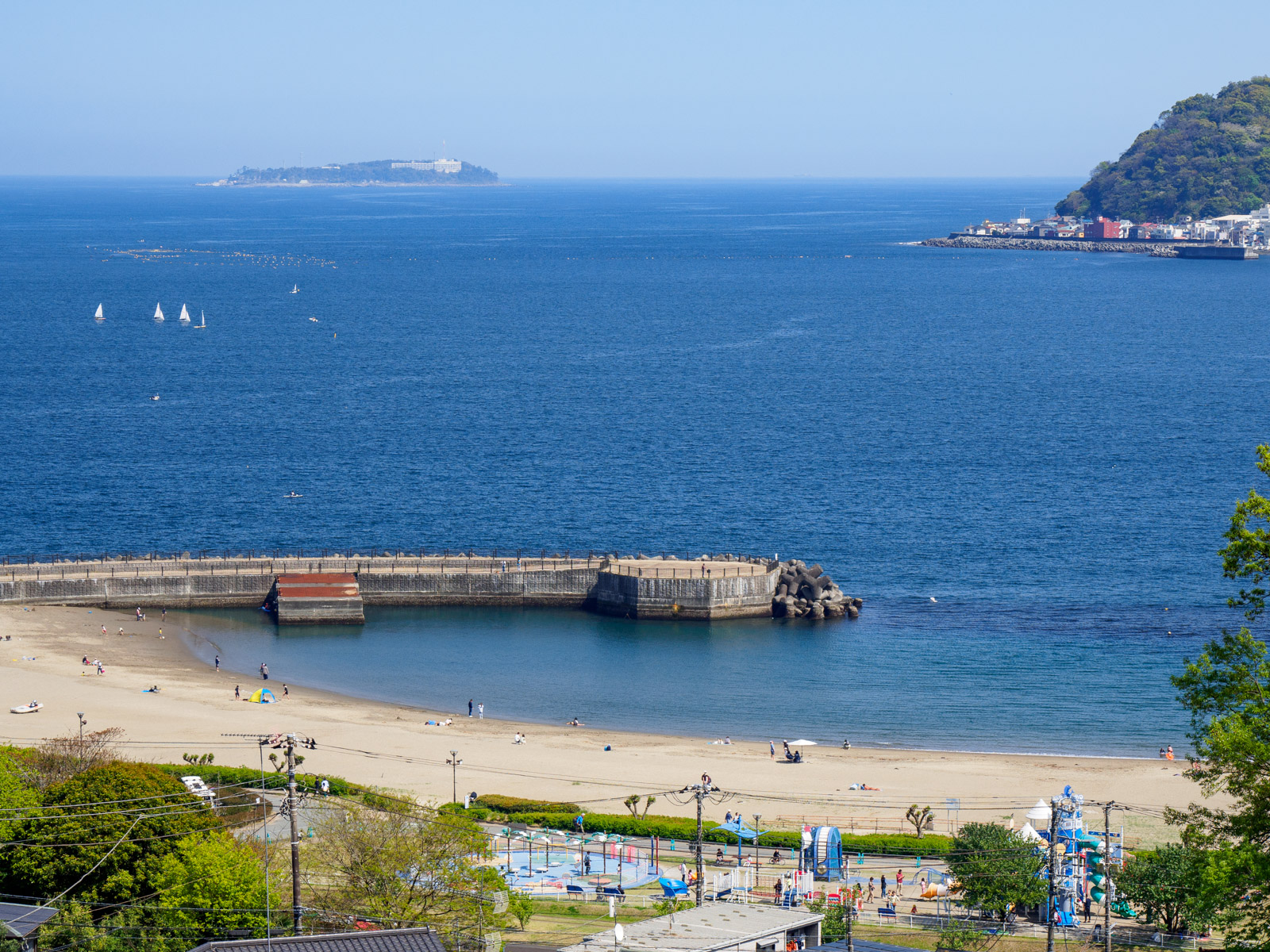 伊豆多賀駅そばの「さくらの名所散策路（四季の道）」から見た、長浜海浜公園と初島（2024年4月）