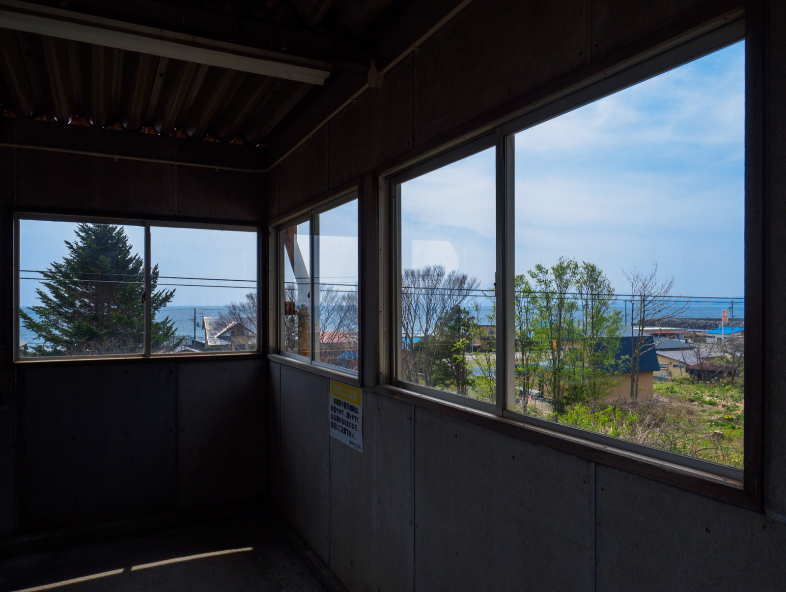 泉沢駅の跨線橋から見た津軽海峡