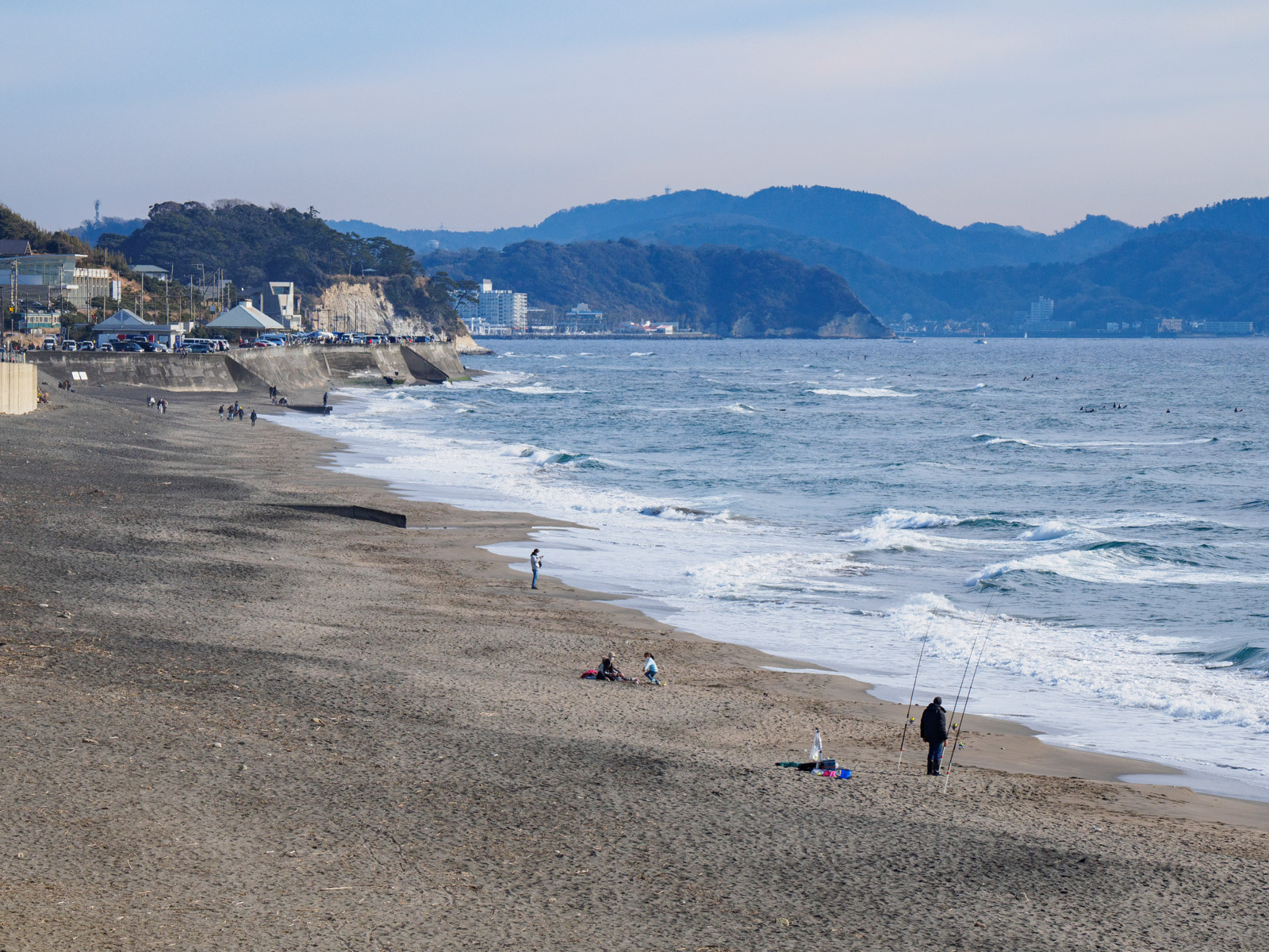 鎌倉高校前駅のそばにある七里ヶ浜から見た三浦半島（2022年1月）