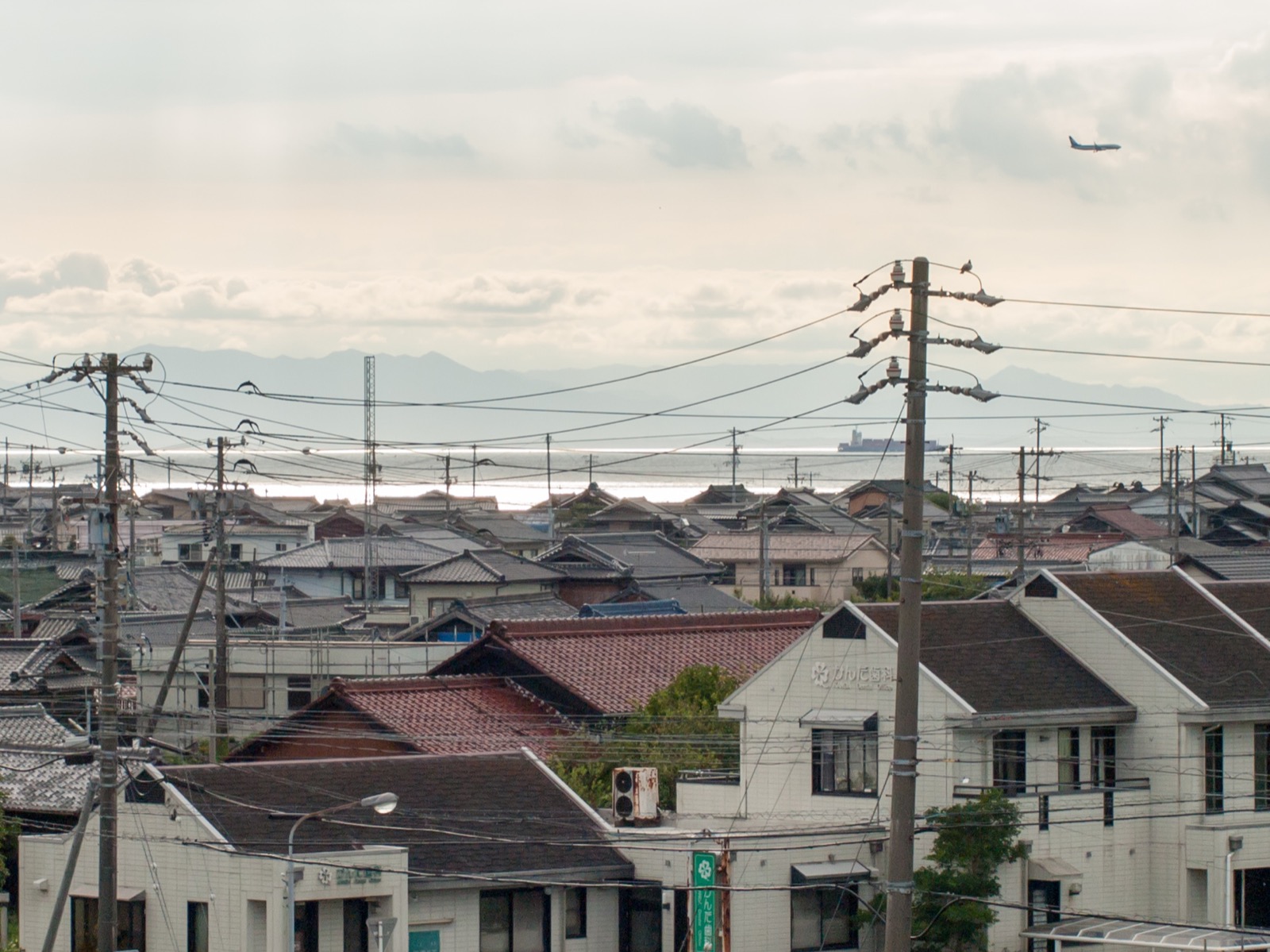 上野間駅から見た伊勢湾と飛行機