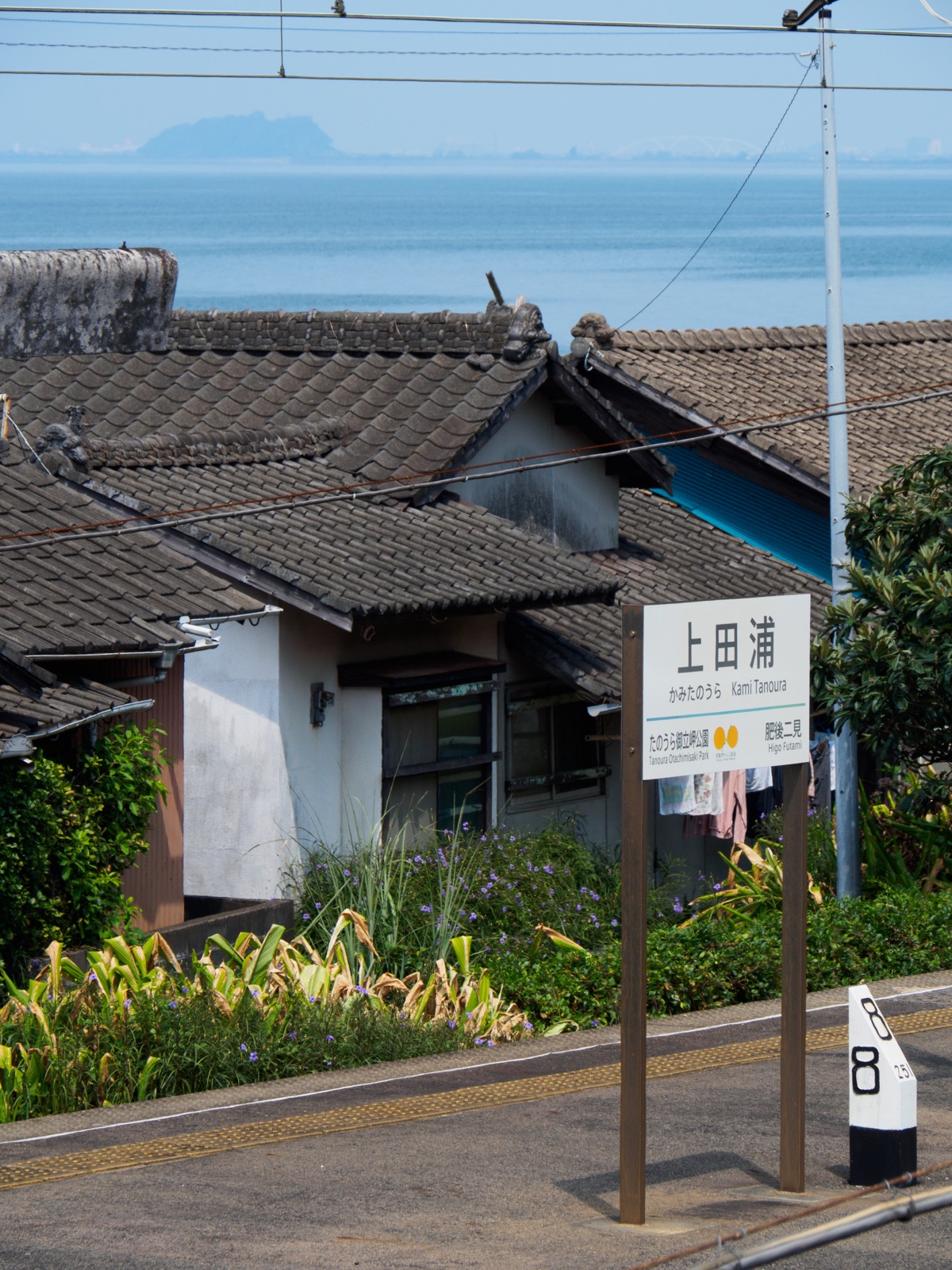 上田浦駅の跨線橋から見る八代海と天草諸島