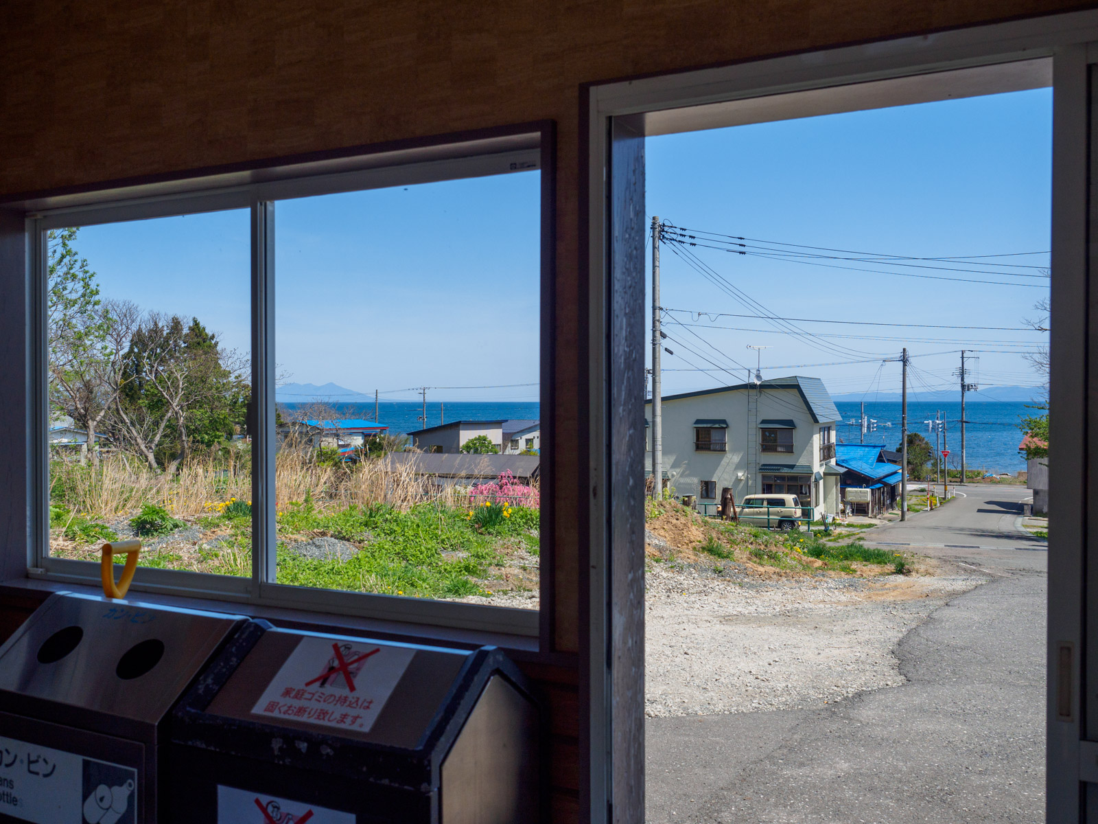 狩場沢駅の待合室から見た野辺地湾（2017年5月）