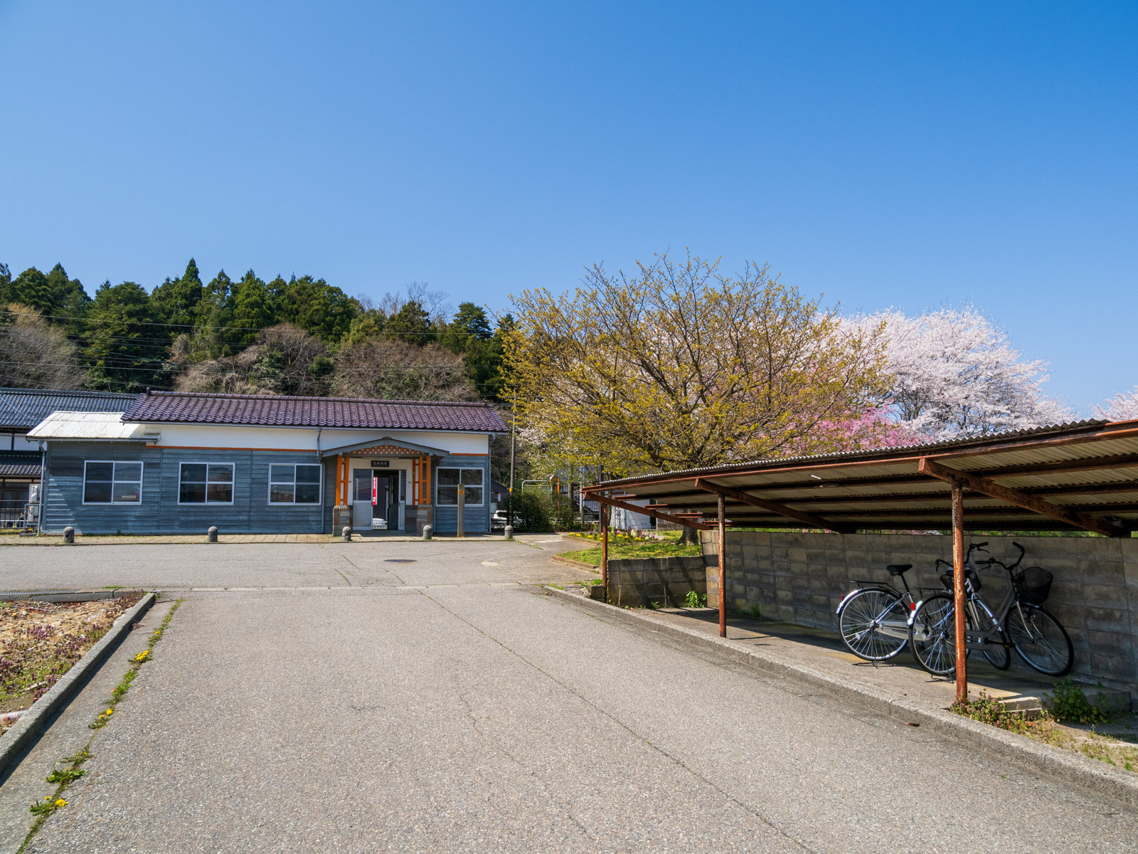 笠師保駅の木造駅舎と駅前の駐輪スペース(2025年4月)