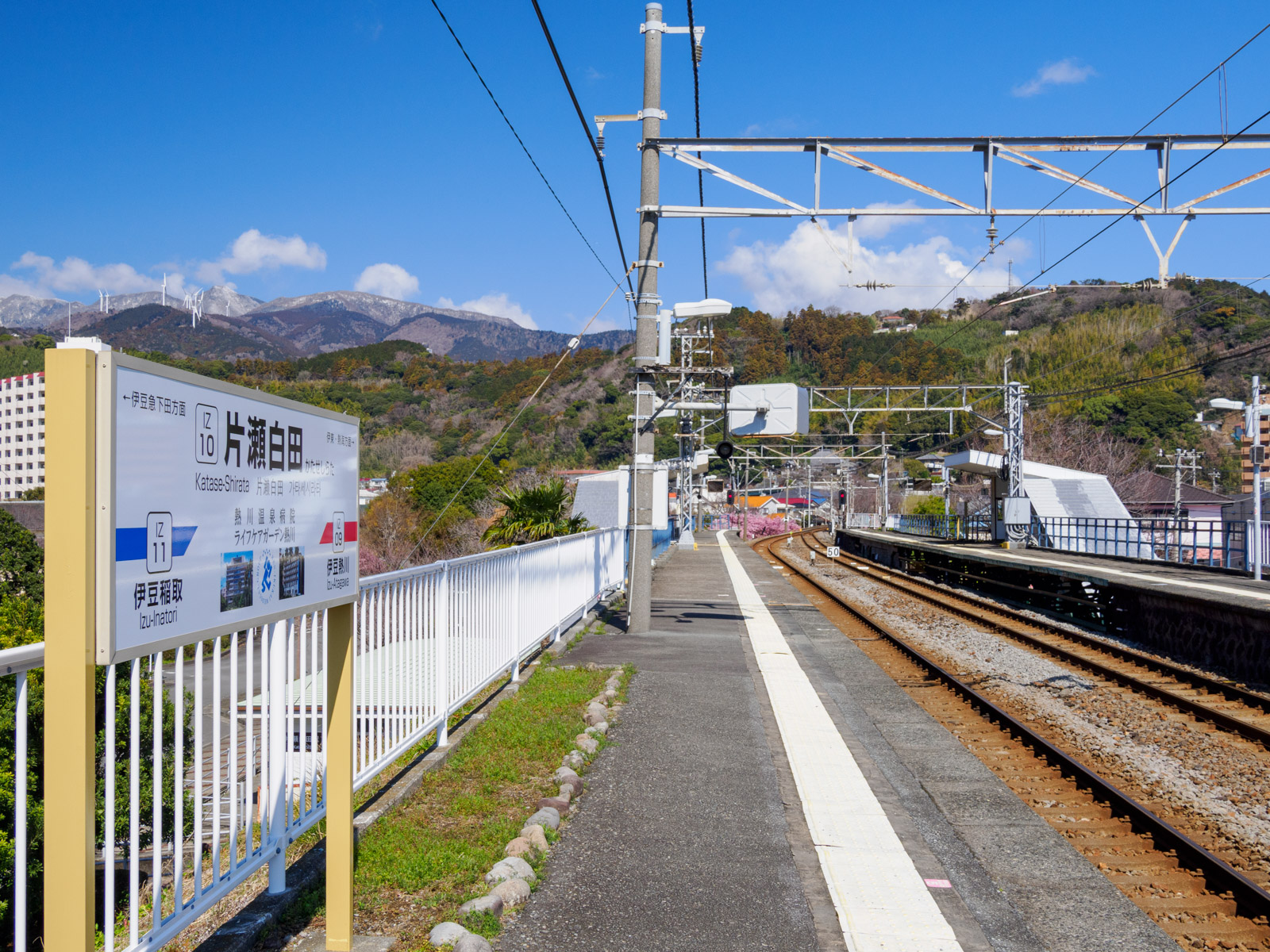 片瀬白田駅のホーム(2025年3月)