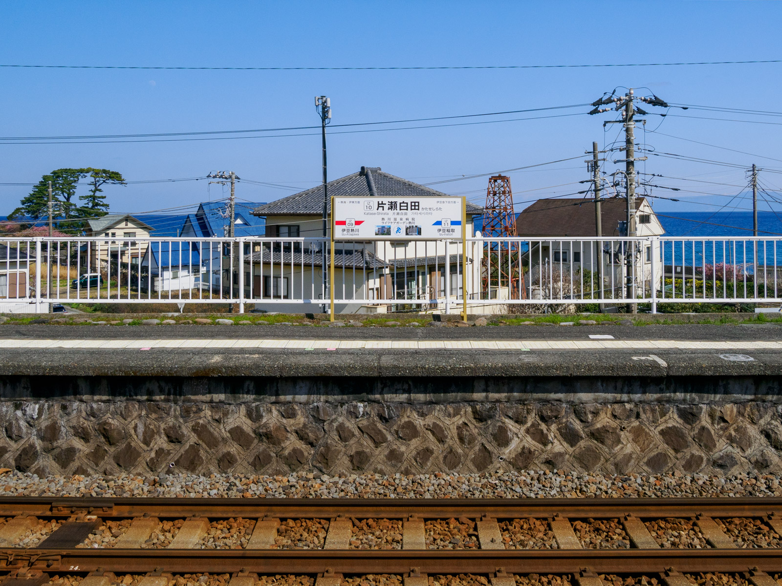 片瀬白田駅のホームから見た相模灘(2025年3月)