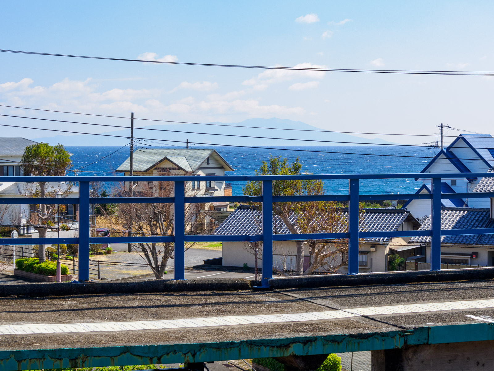 片瀬白田駅のホームから見た、家々と相模灘(2025年3月)