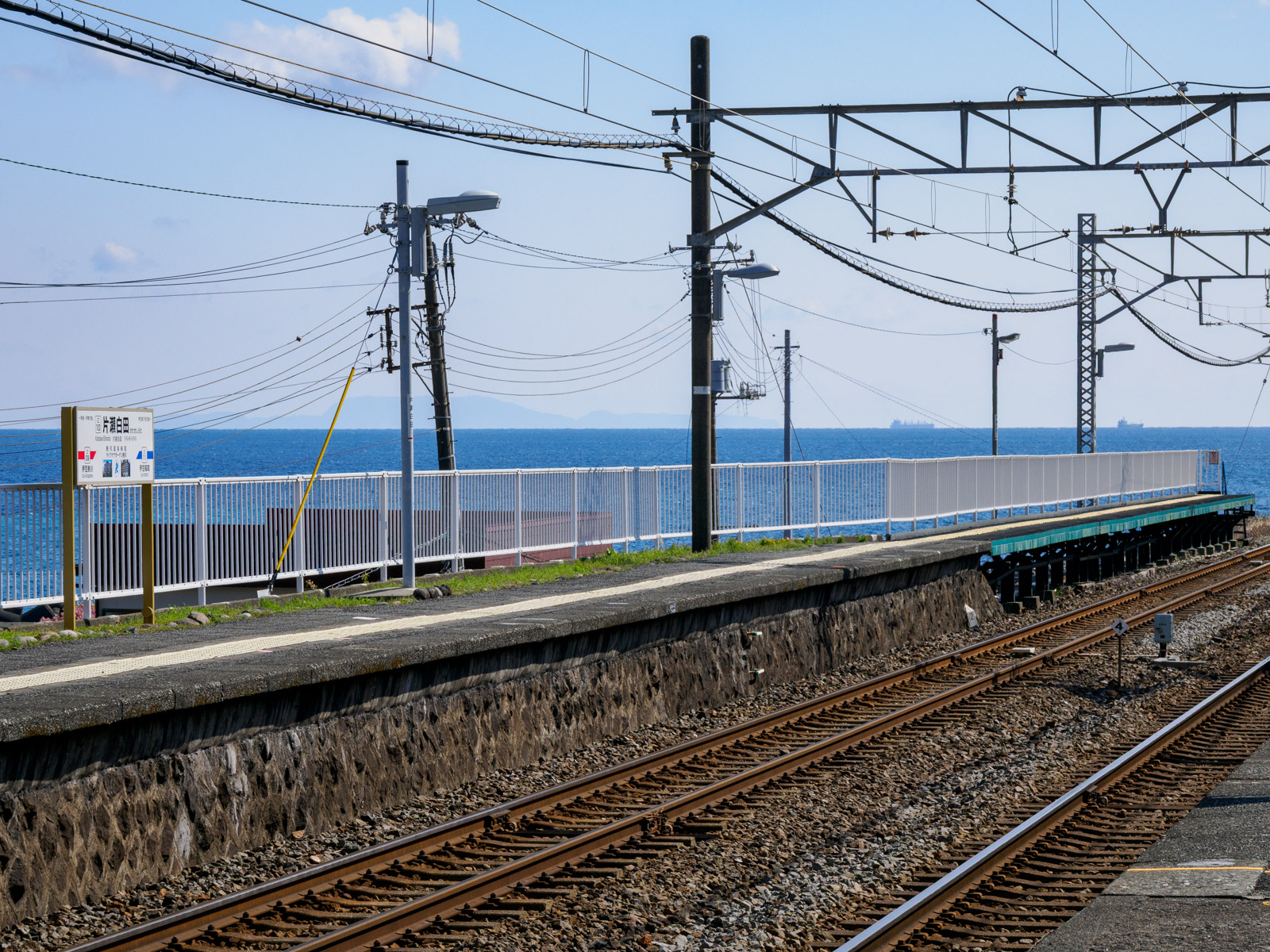 片瀬白田駅のホームから見た相模灘(2025年3月)