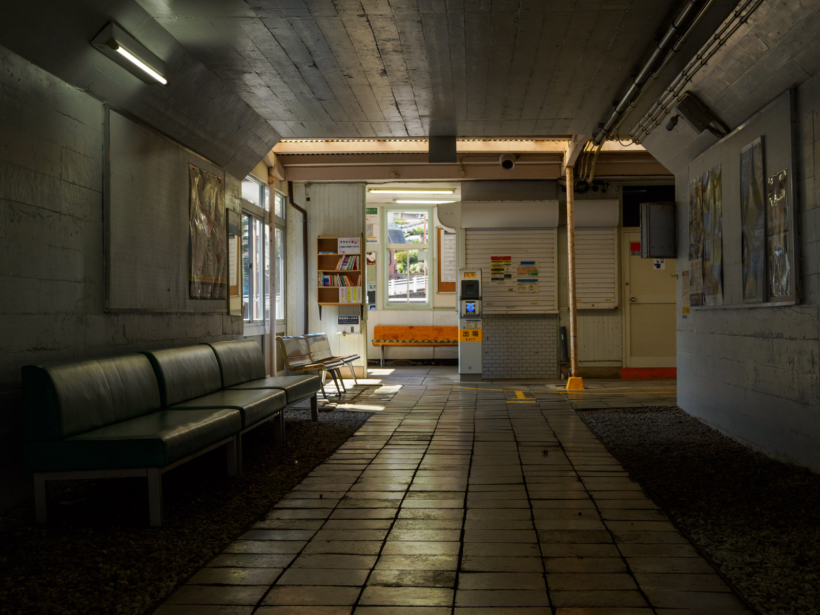 片瀬白田駅の通路片瀬白田駅のホームにある待合室と、窓越しの相模灘(2025年3月)