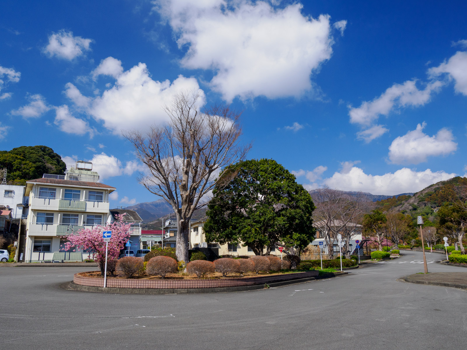 片瀬白田駅前(2025年3月)