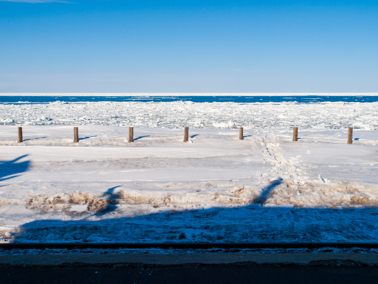 北浜駅のホームから見た、オホーツク海と流氷（2013年3月）