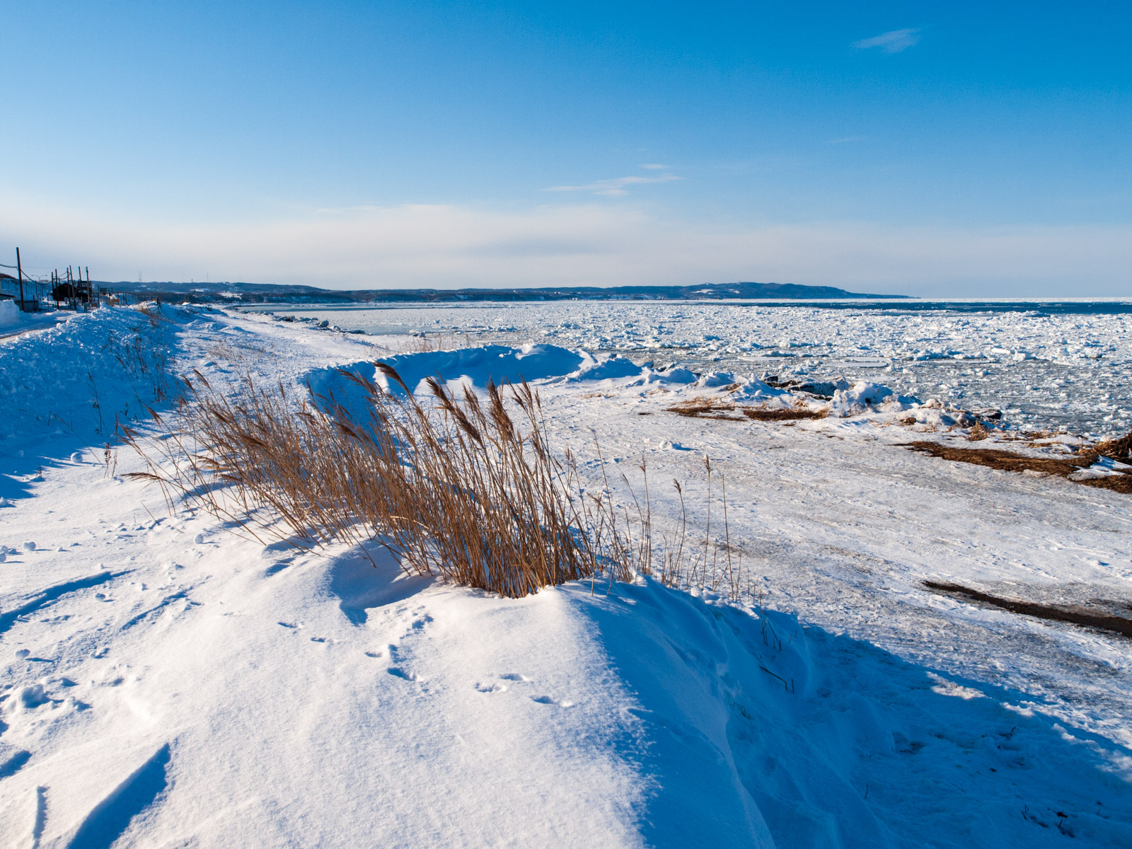 北浜駅のそばにある、流氷が漂着した海岸北浜駅の展望台から見たオホーツク海の流氷（2013年3月）
