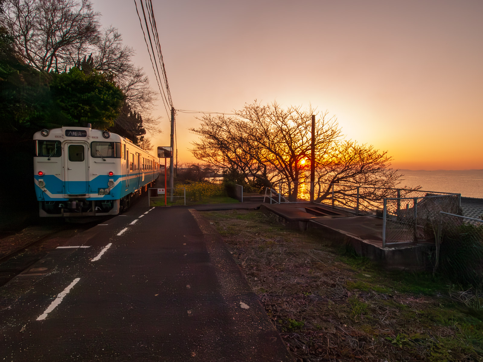 夕暮れ時の喜多灘駅のホーム（2013年3月）