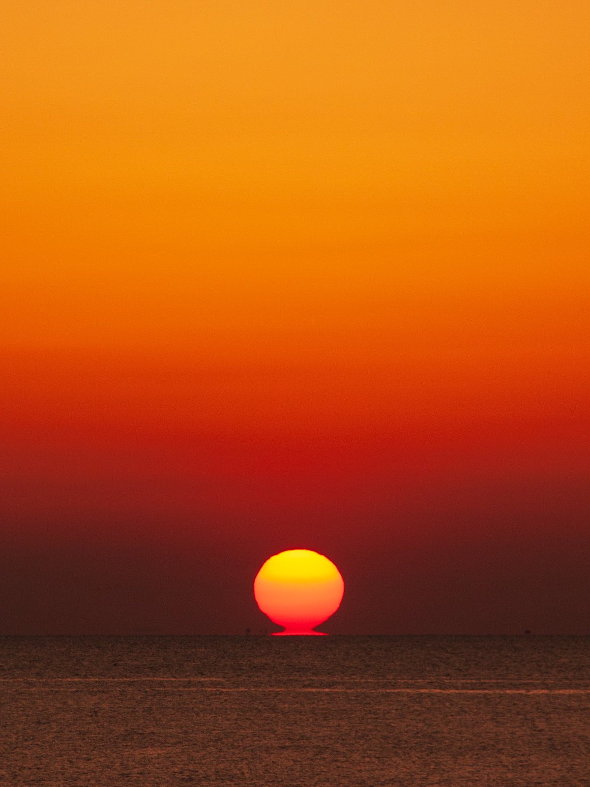 瀬戸内海に沈む「だるま夕日」（2013年3月）