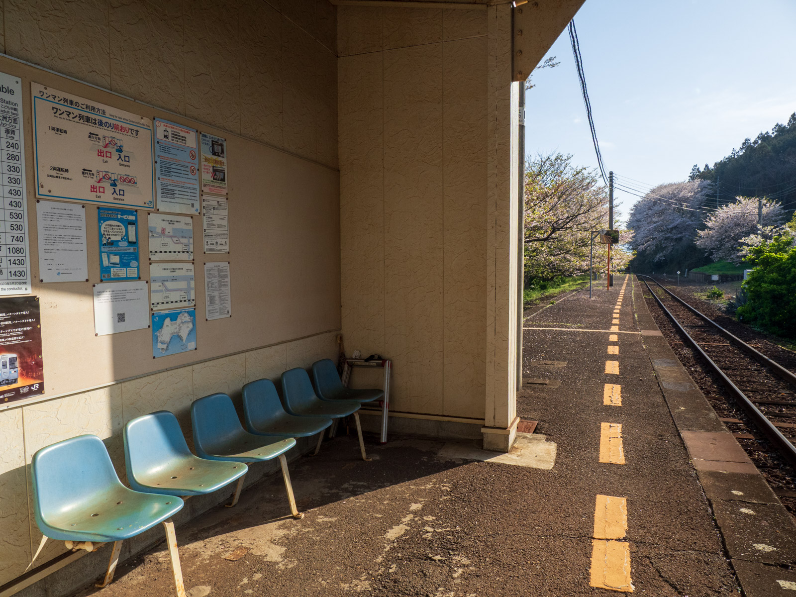 喜多灘駅のホームにあるベンチ（2024年4月）