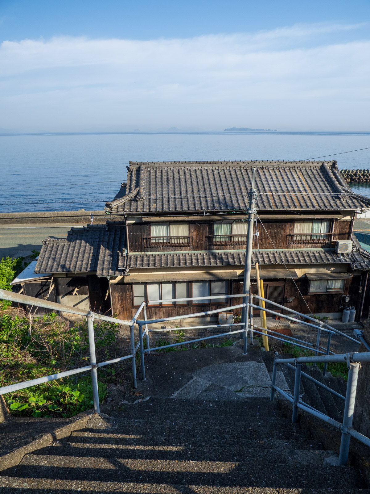 喜多灘駅の階段から見た瀬戸内海（2024年4月）
