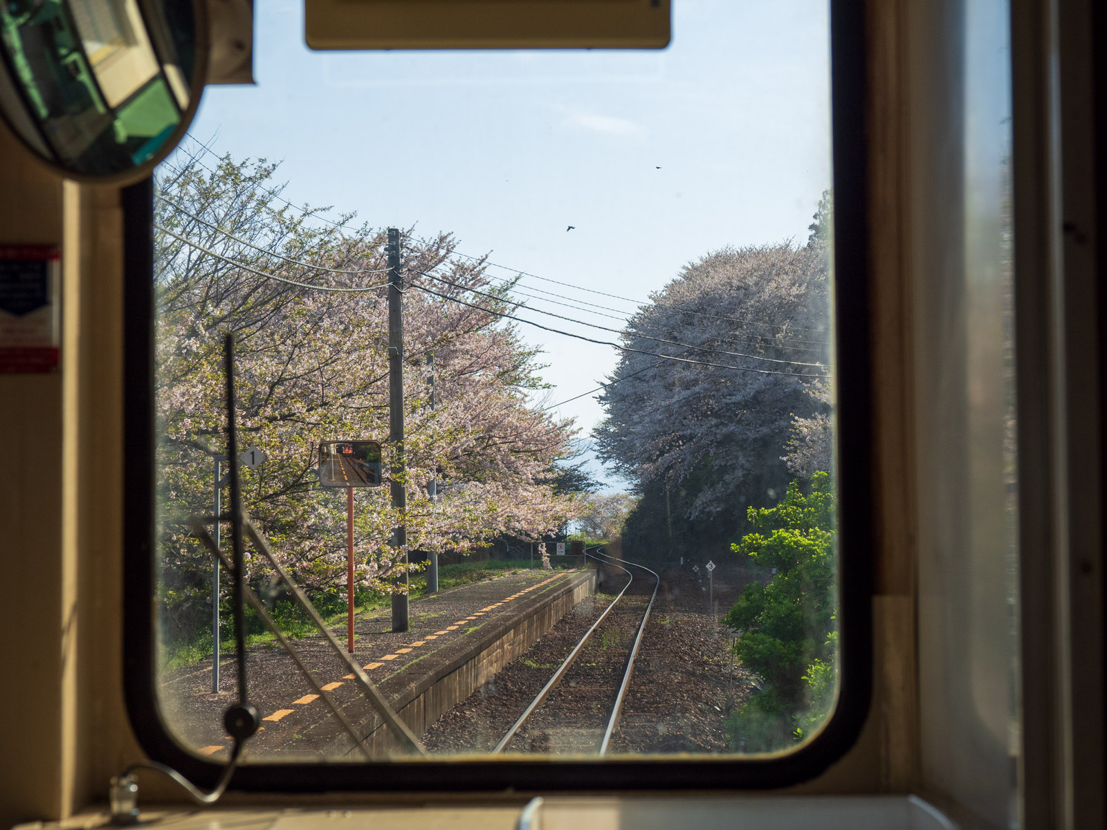 列車から見た喜多灘駅（2024年4月）