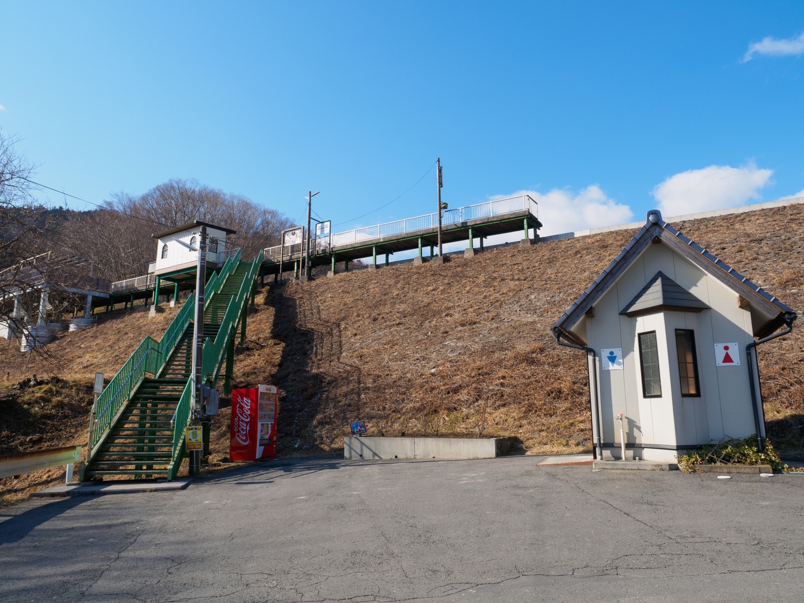 恋し浜駅のホームと駅前のトイレ（2016年2月）