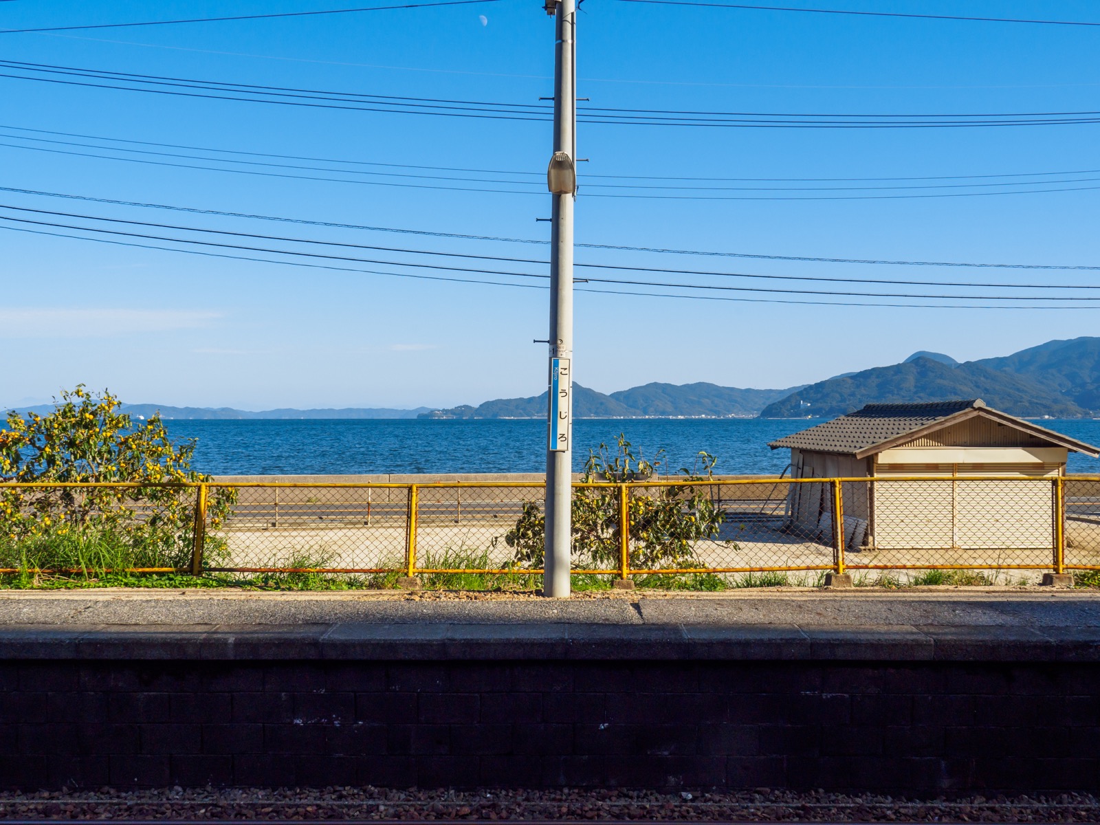 神代駅のホームから見た瀬戸内海と周防大島