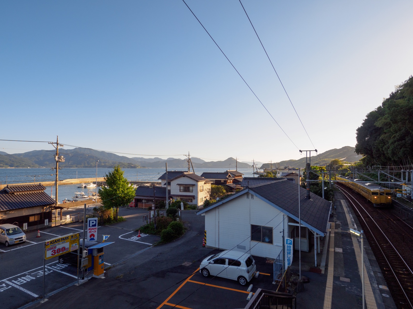 神代駅の跨線橋から見たホームと瀬戸内海
