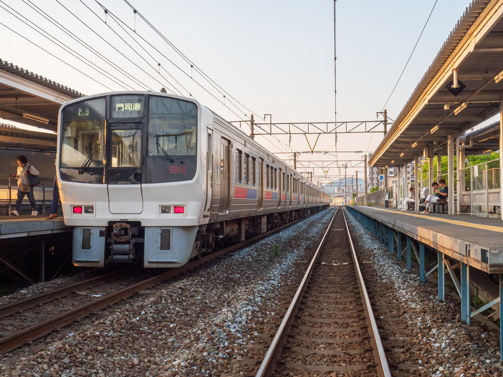 小森江駅に到着した列車