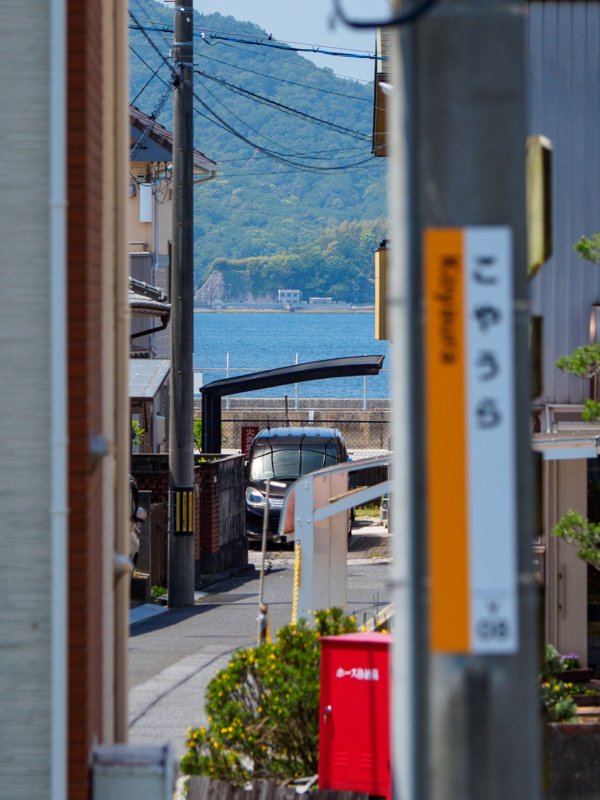 小屋浦駅のホームから見た瀬戸内海（2023年5月）