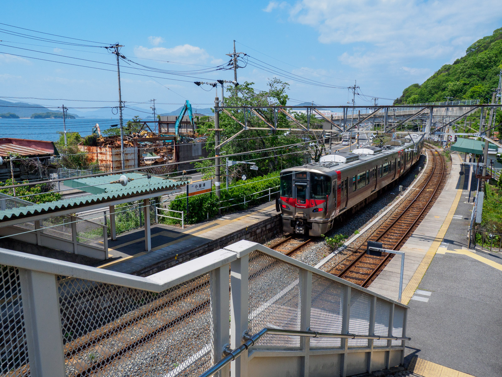 小屋浦駅のホームと瀬戸内海（2023年5月）