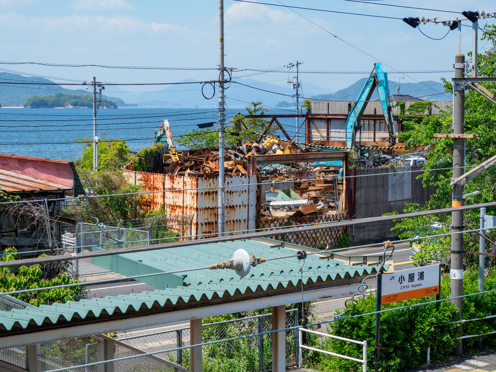 小屋浦駅の跨線橋から見た瀬戸内海（2023年5月）