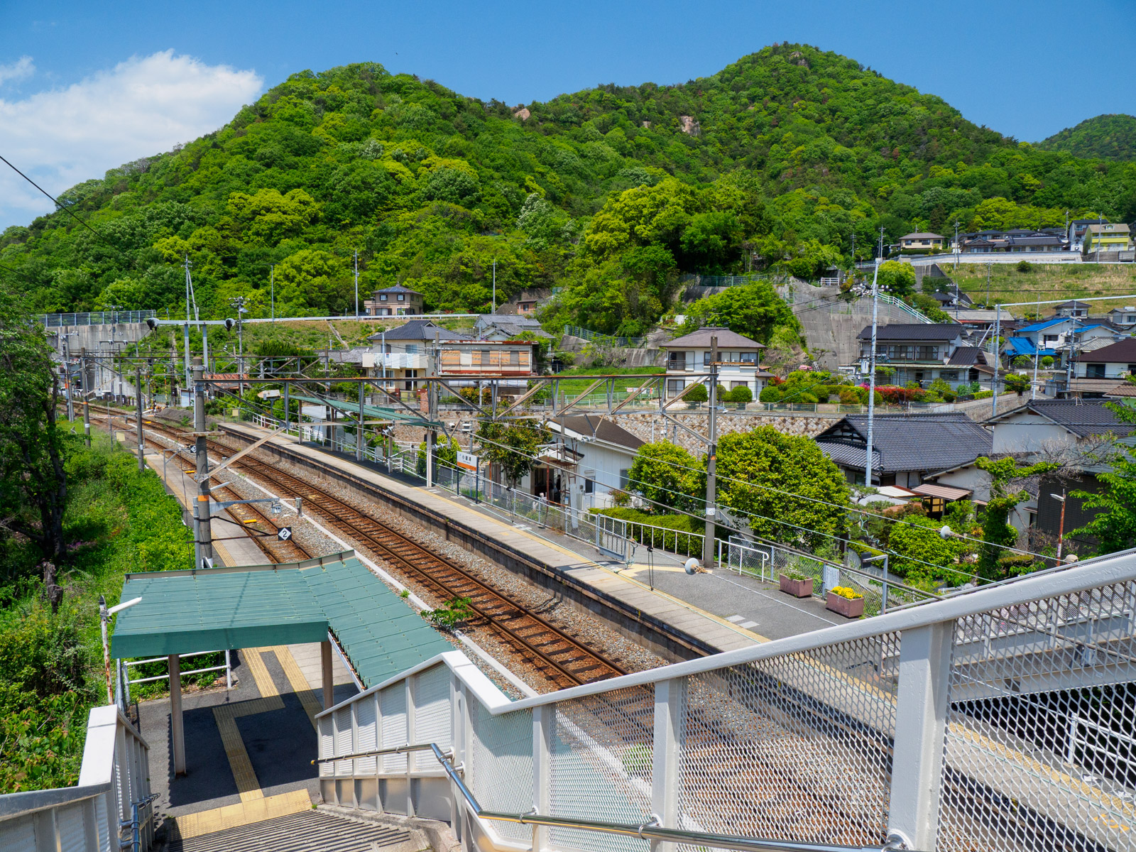 小屋浦駅の跨線橋から見た山側の風景（2023年5月）