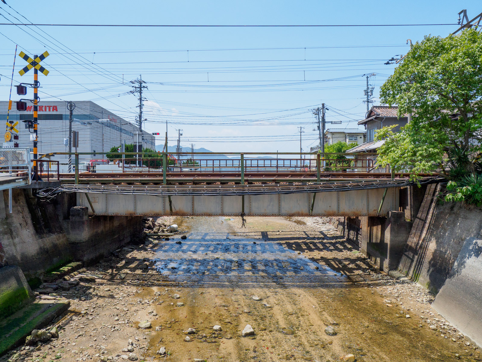 小屋浦駅のそばを流れる天地川（2023年5月）