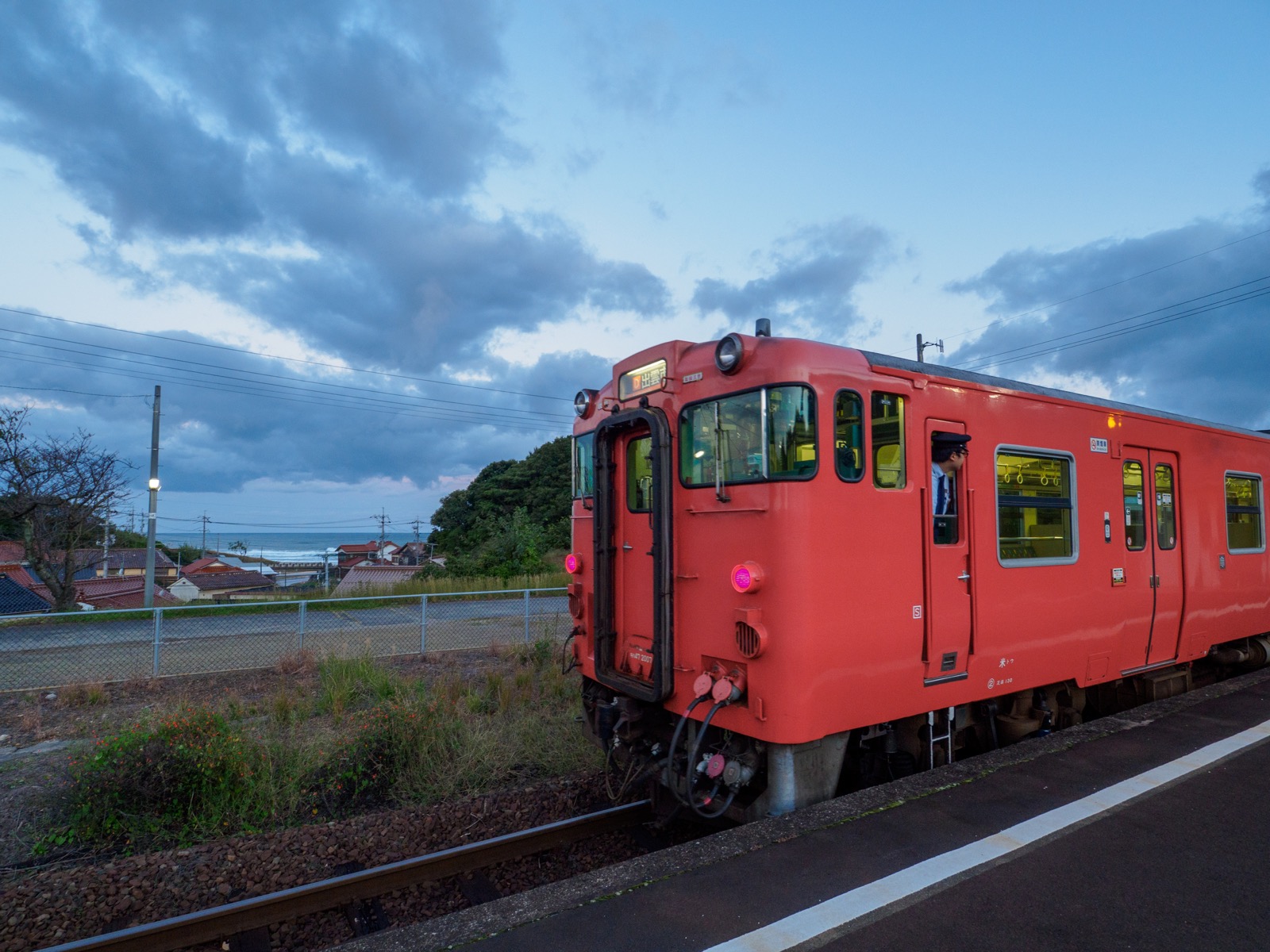 黒松駅を発車する出雲市行きの普通列車