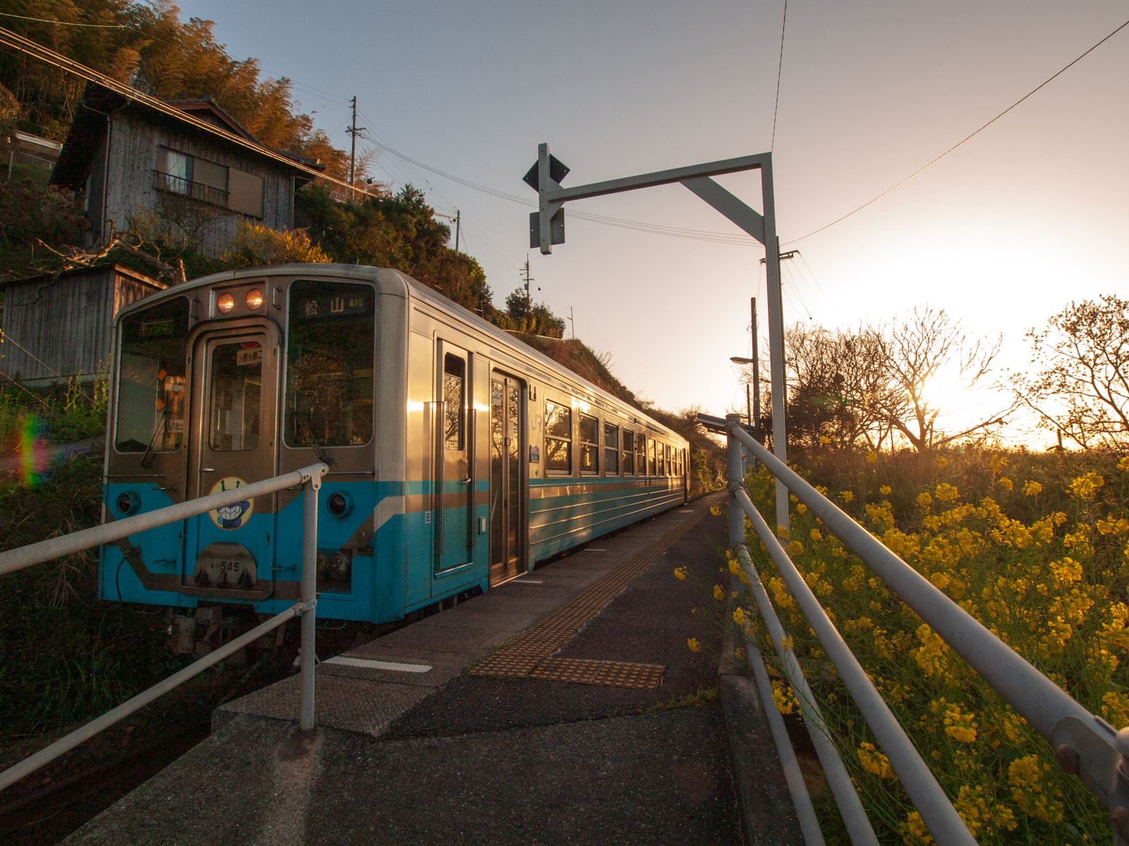 串駅のホームに到着した列車(2013年3月)