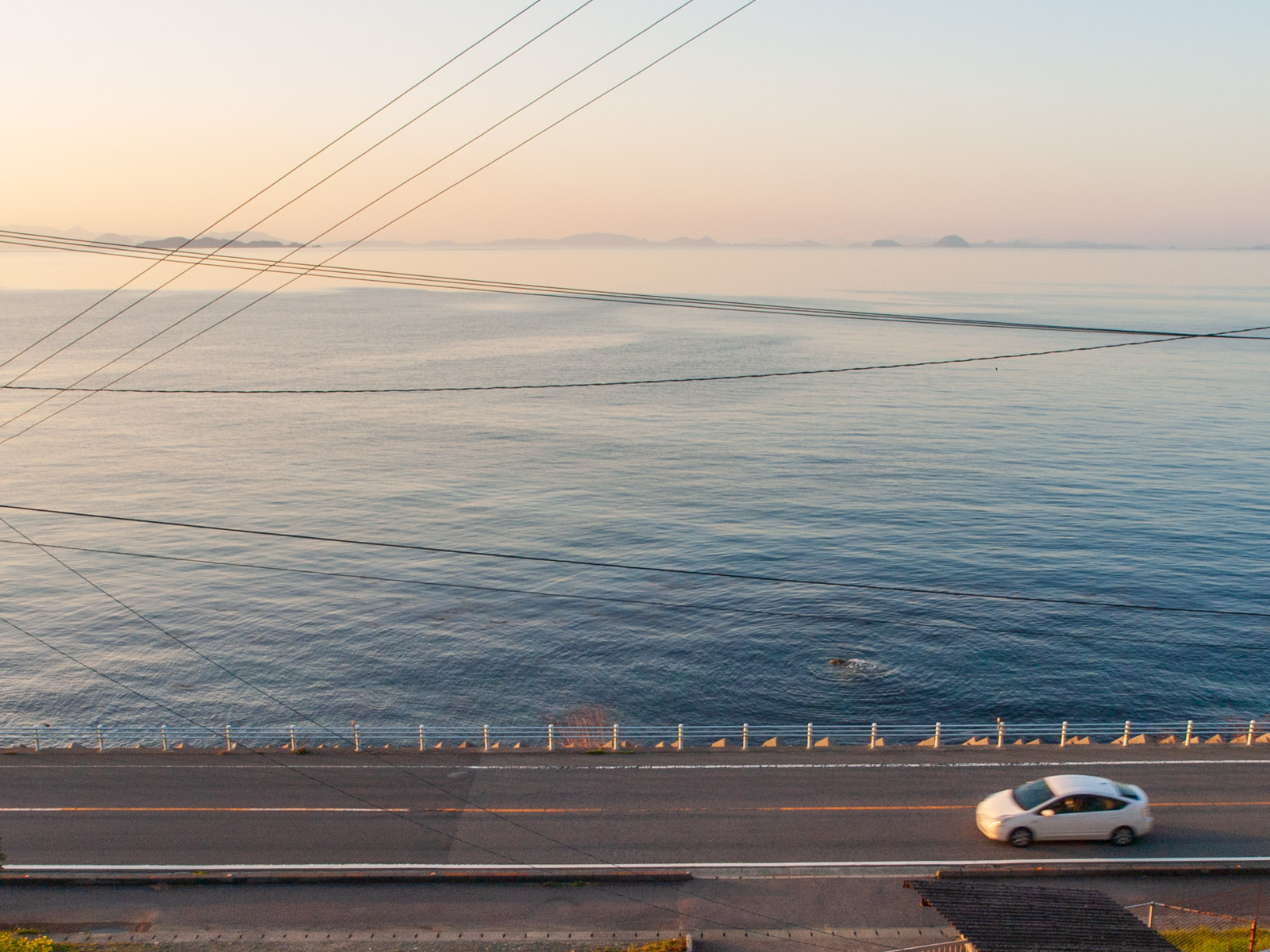 串駅のホームから見た夕暮れの瀬戸内海(2013年3月)