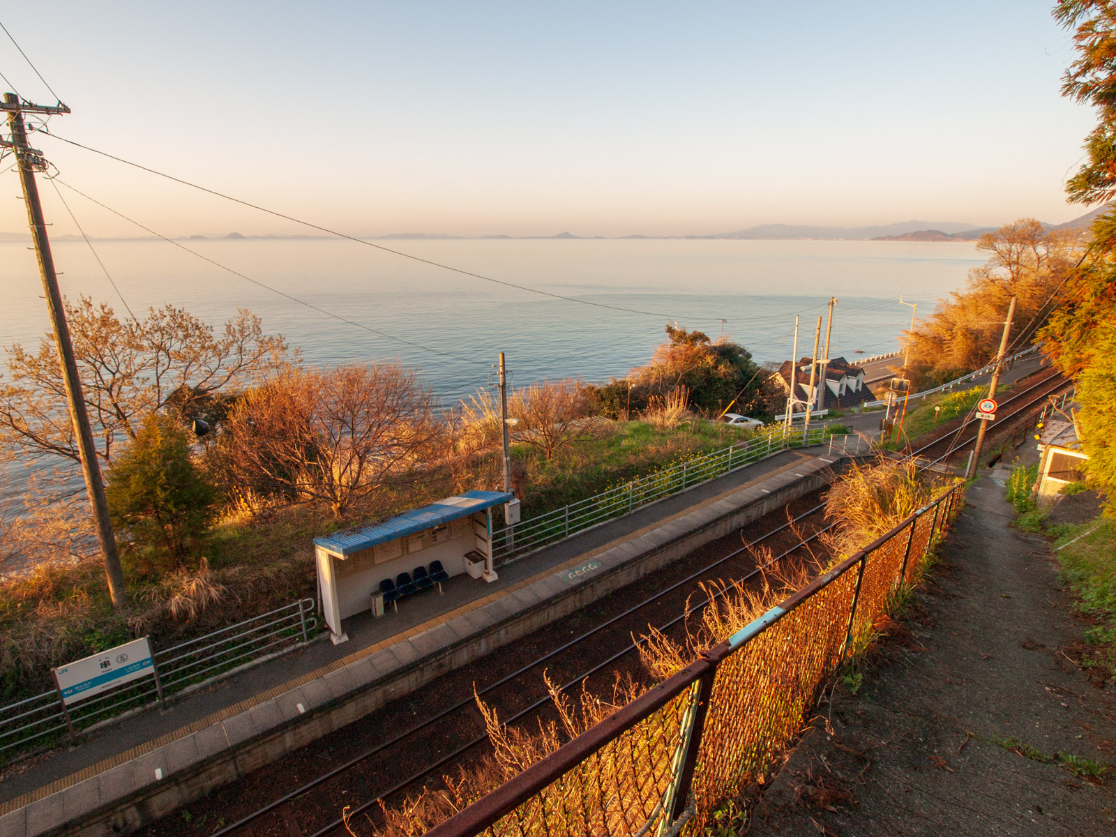 串駅と夕暮れの瀬戸内海(2013年3月)