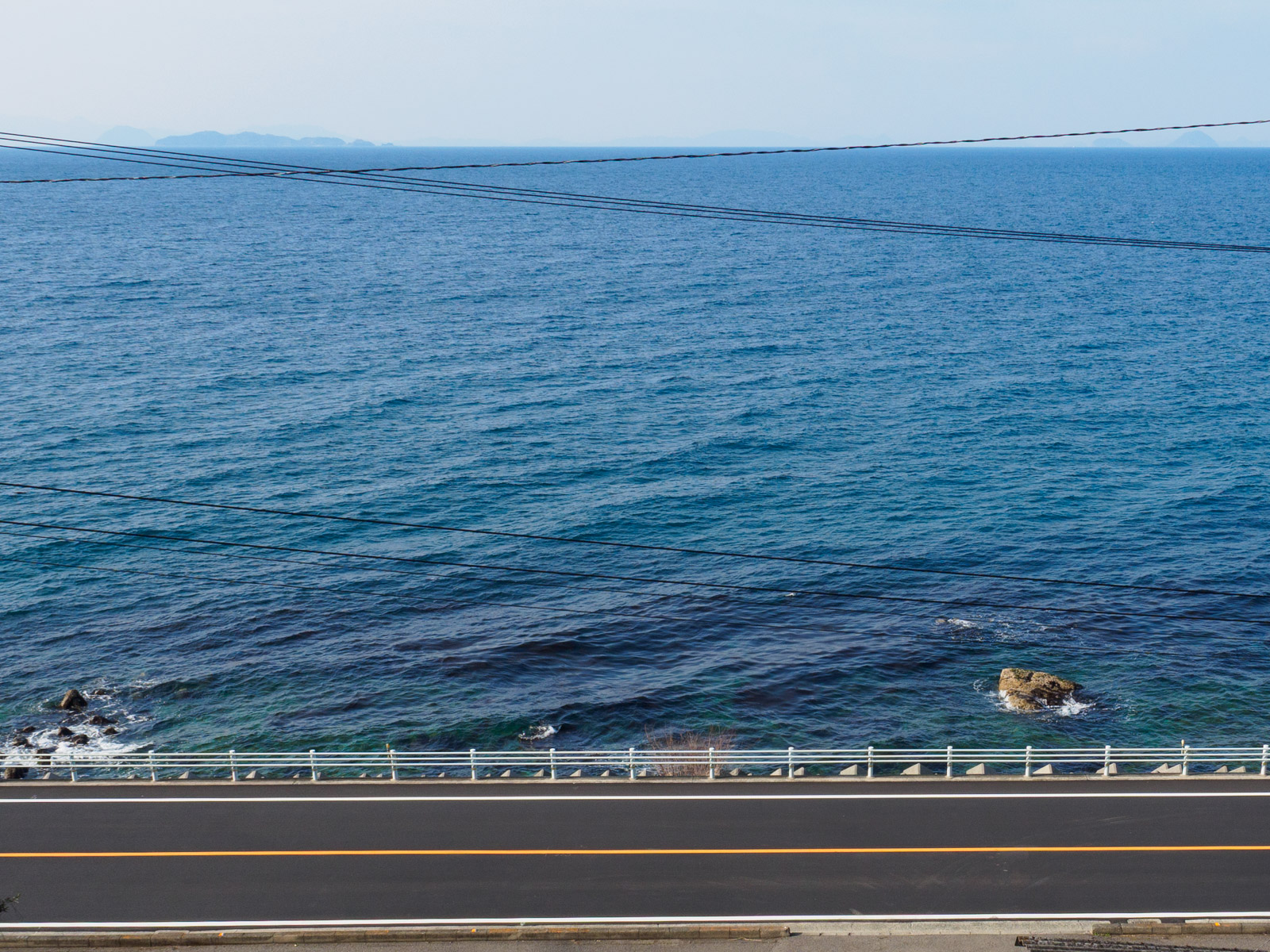 串駅のホームから見た昼の瀬戸内海(2017年2月)