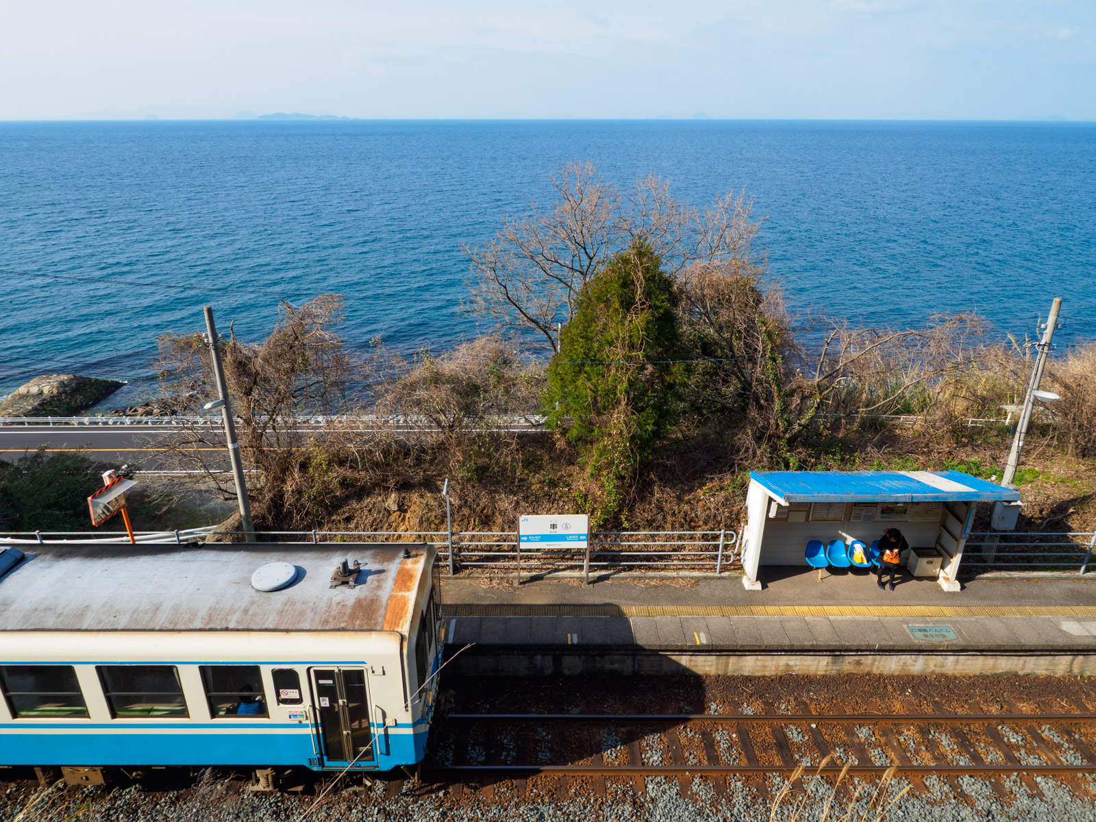 串駅に到着する列車と、瀬戸内海(2017年2月)