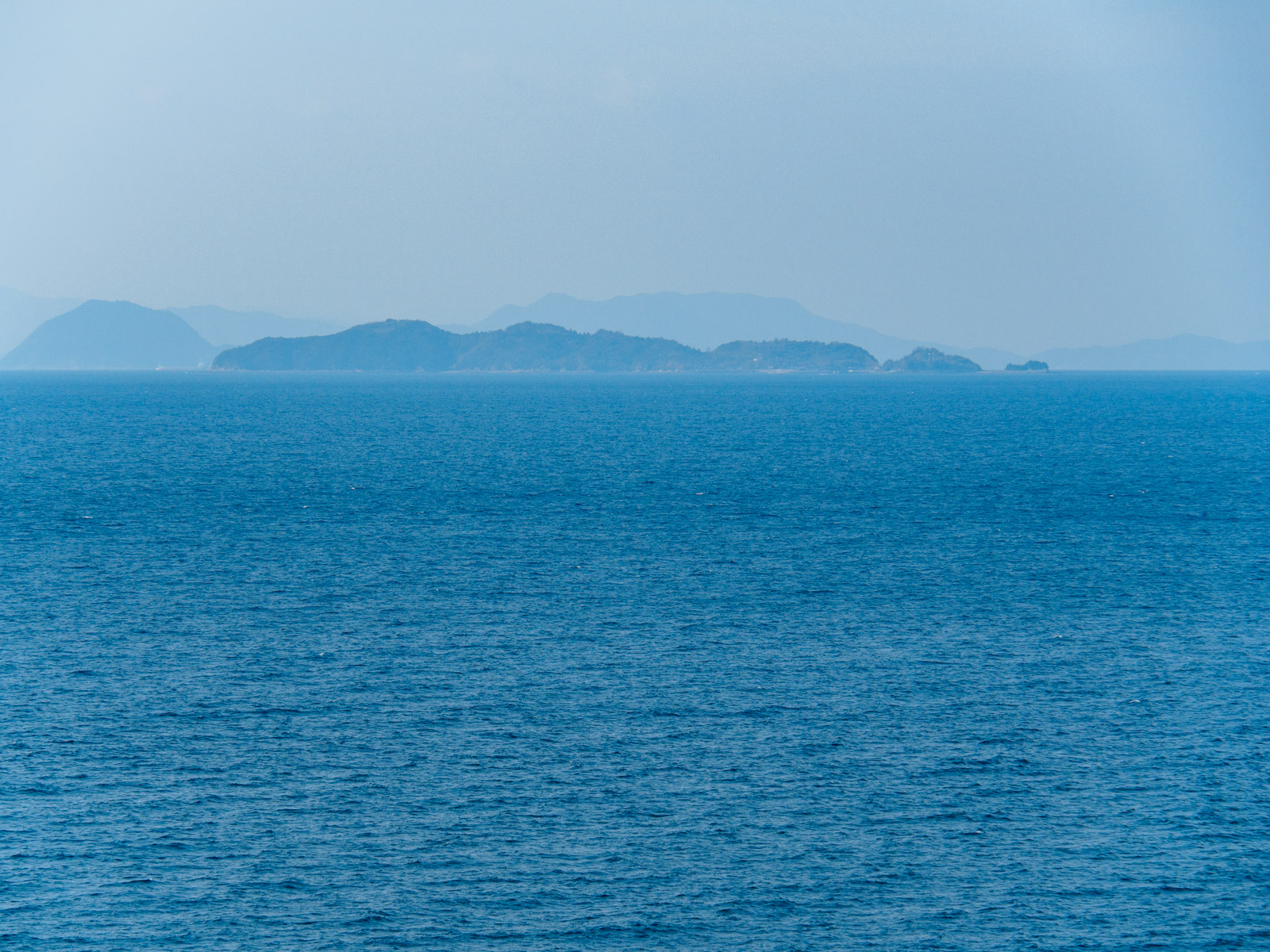串駅のそばの坂道から見た青島(2017年2月)