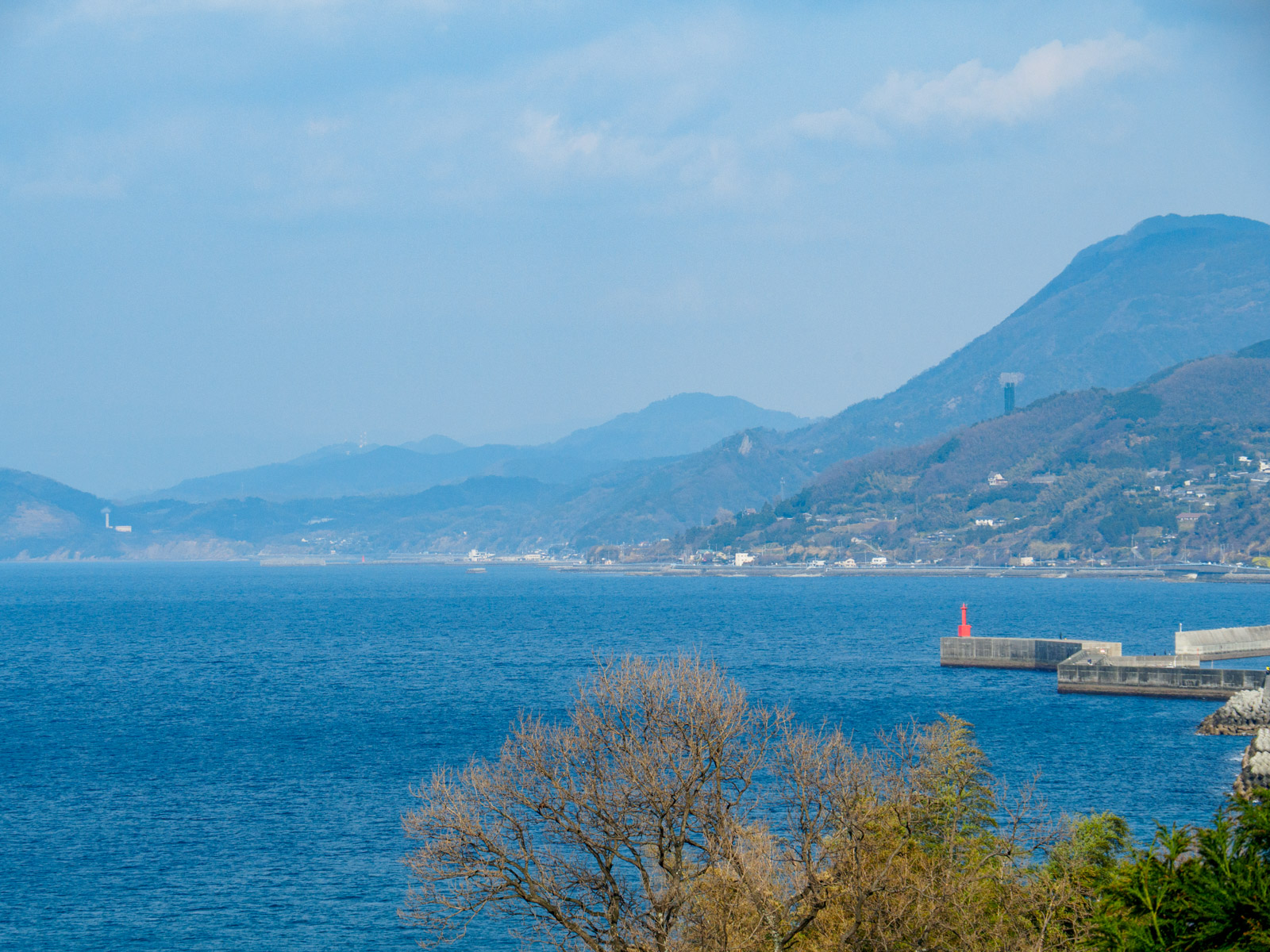 串駅のそばの坂道から見た、下灘漁港と海岸線(2017年2月)