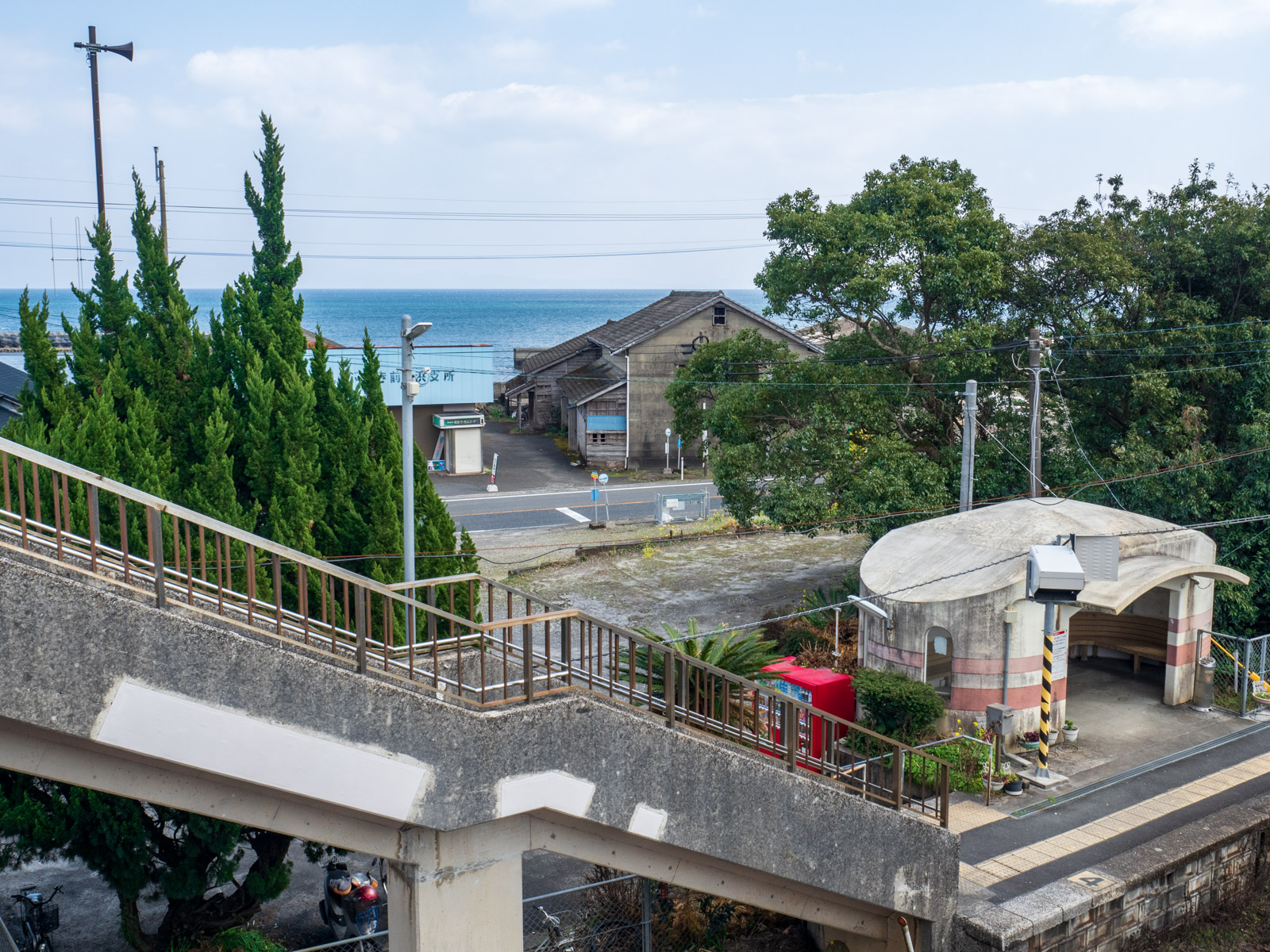 前之浜駅の跨線橋から見た、鹿児島湾（錦江湾）（2016年2月）